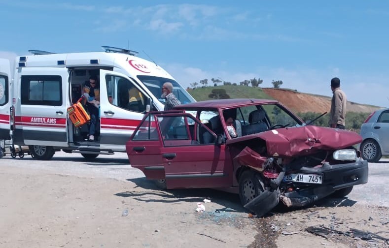 Turgutlu&rsquo;da trafik kazası: 1&rsquo;i &ccedil;ocuk 4 yaralı
