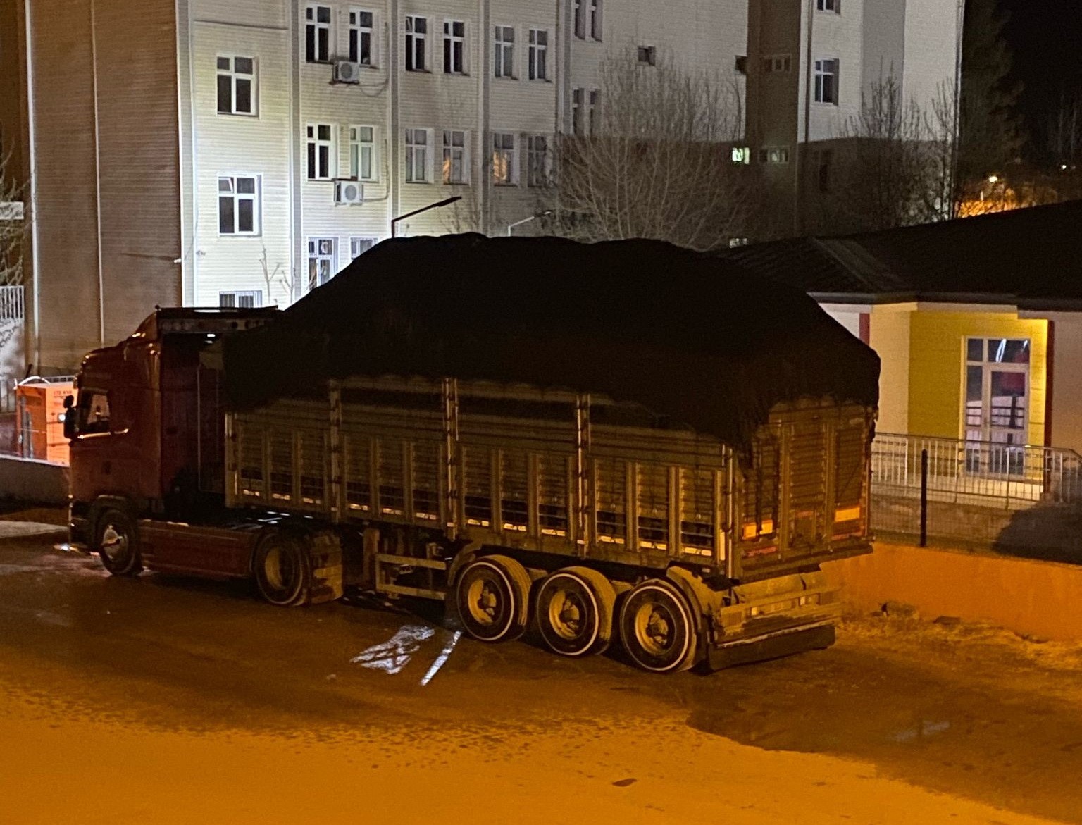 Talaş yüklü tırdan yükselen duman korkuttu