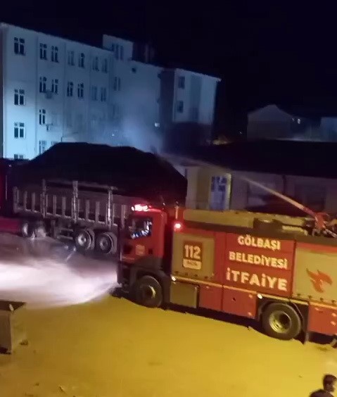 Talaş yüklü tırdan yükselen duman korkuttu