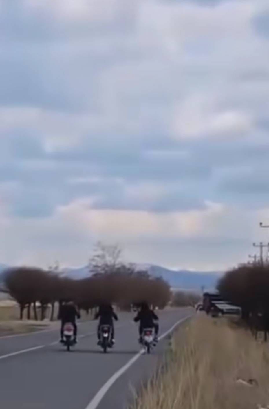 Karayolunda akrobatik hareketler yapan motosikletliler yakalandı