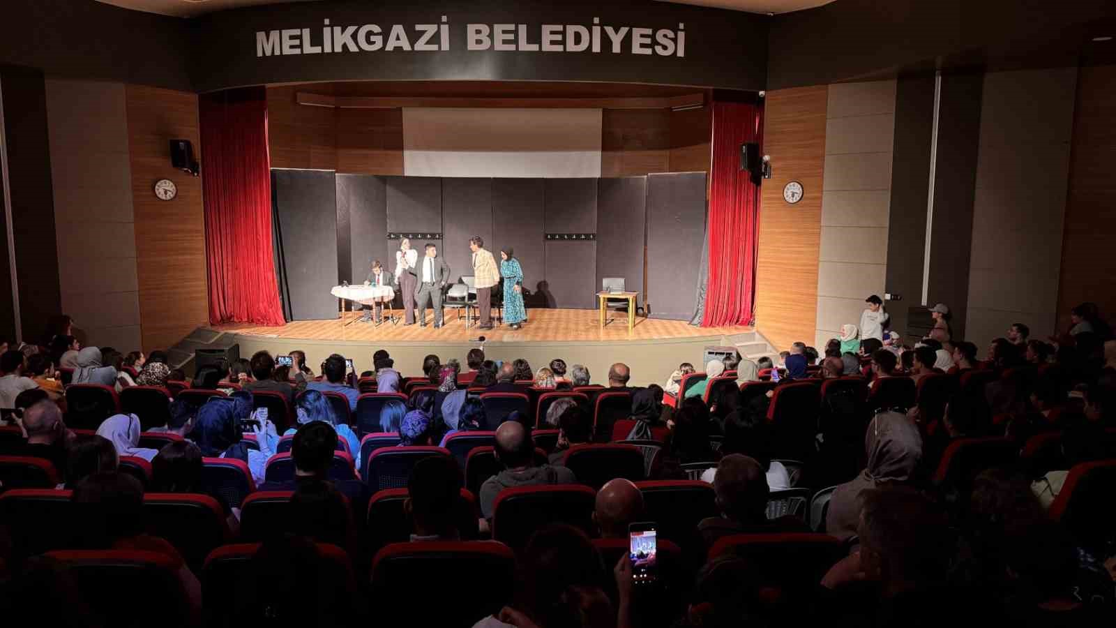Mektep Melikgazi&rsquo;nin oyuncuları performanslarıyla alkış topladı
