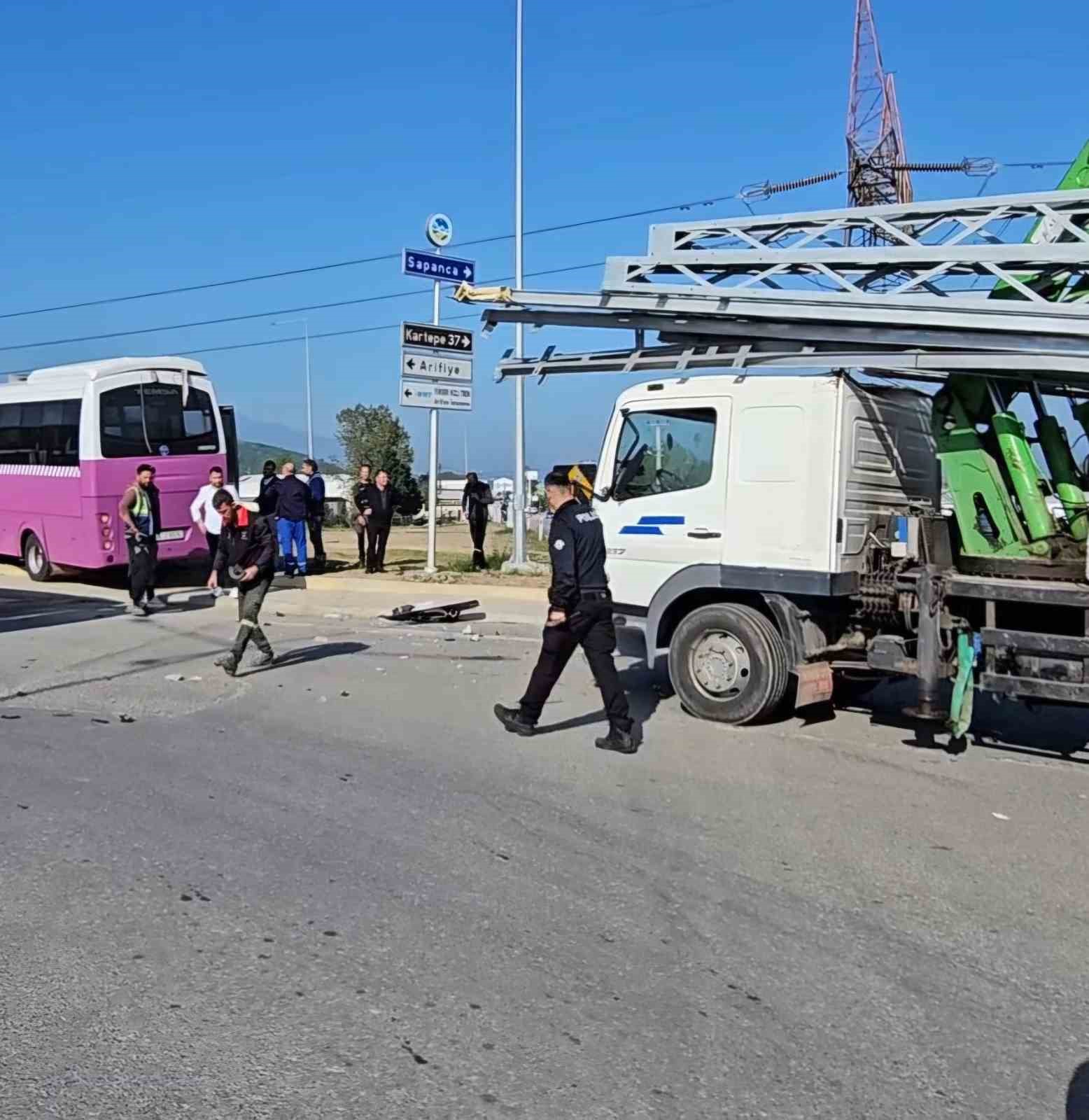 Ehliyetsiz s&uuml;r&uuml;c&uuml; kullandığı kamyonla &ouml;zel halk otob&uuml;s&uuml;ne &ccedil;arptı

