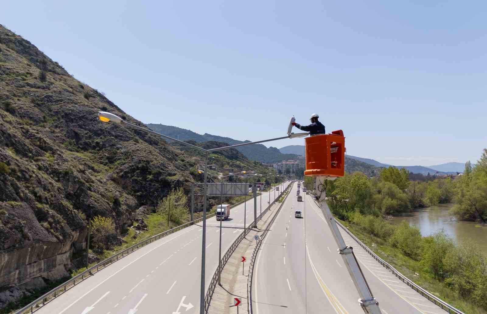 Amasya’da refüj aydınlatma direklerine kapsamlı bakım