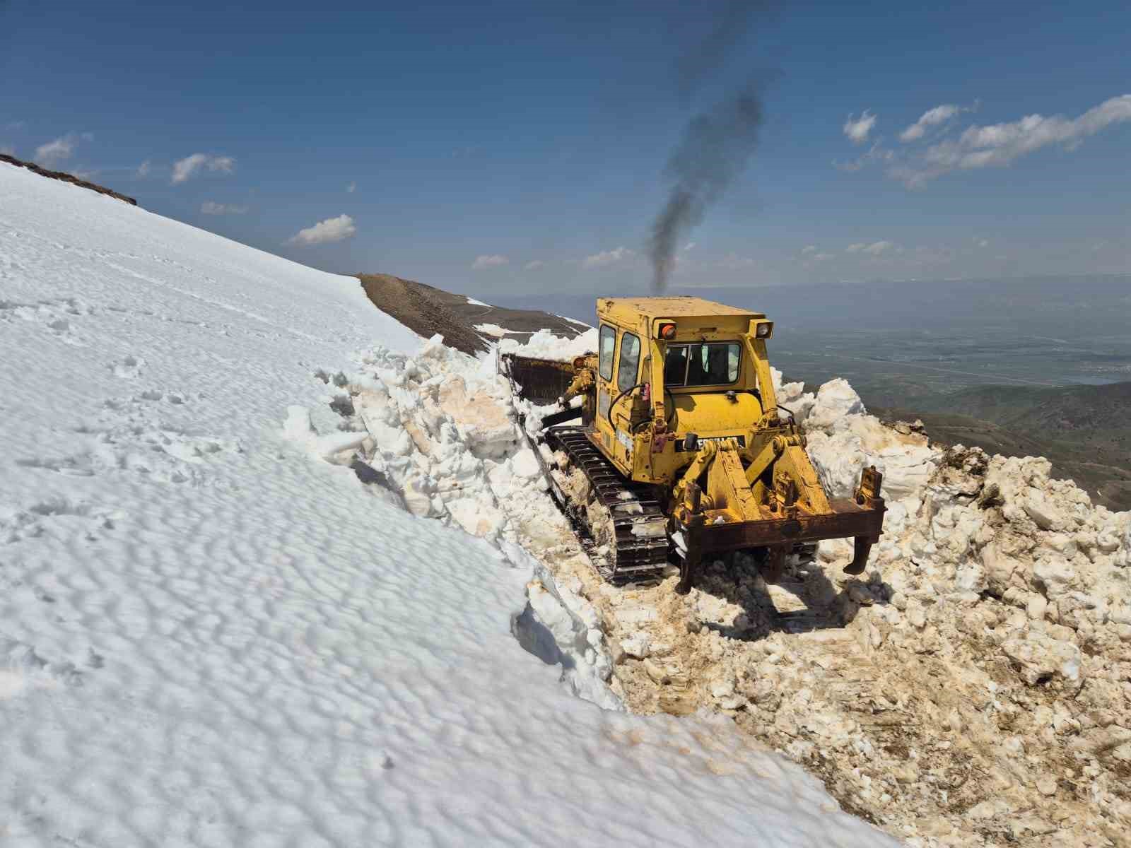 Muş’ta 2 metreyi bulan karda yol açma çalışması