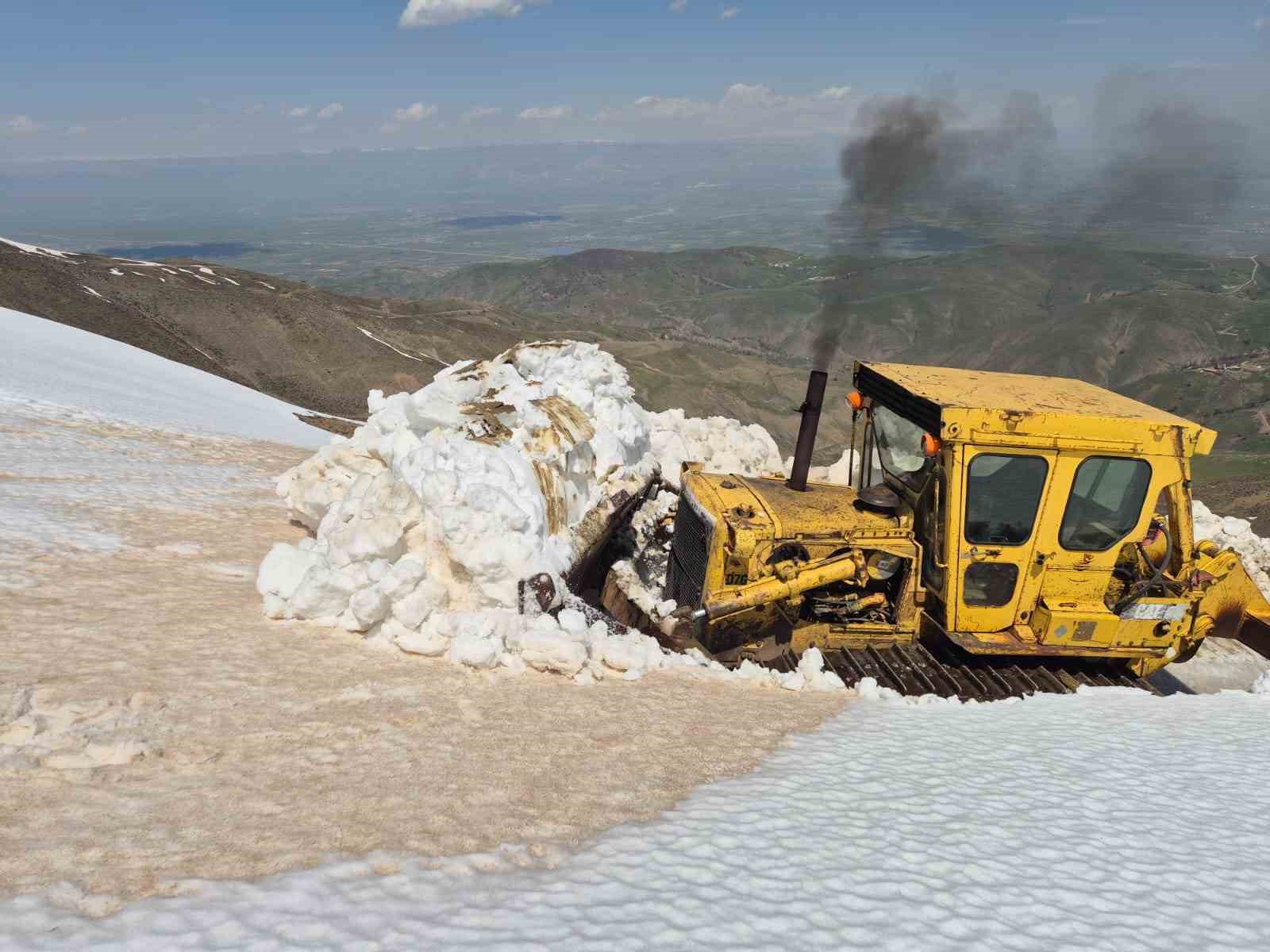 Muş&rsquo;ta 2 metreyi bulan karda yol a&ccedil;ma &ccedil;alışması
