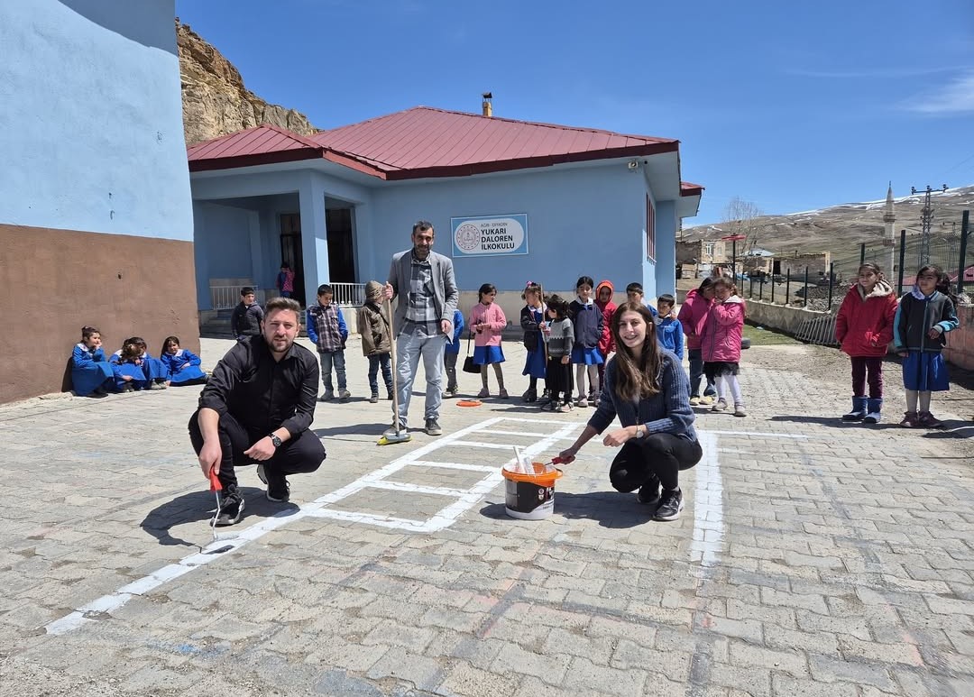 Öğretmenlerden oyun alanına renkli dokunuş