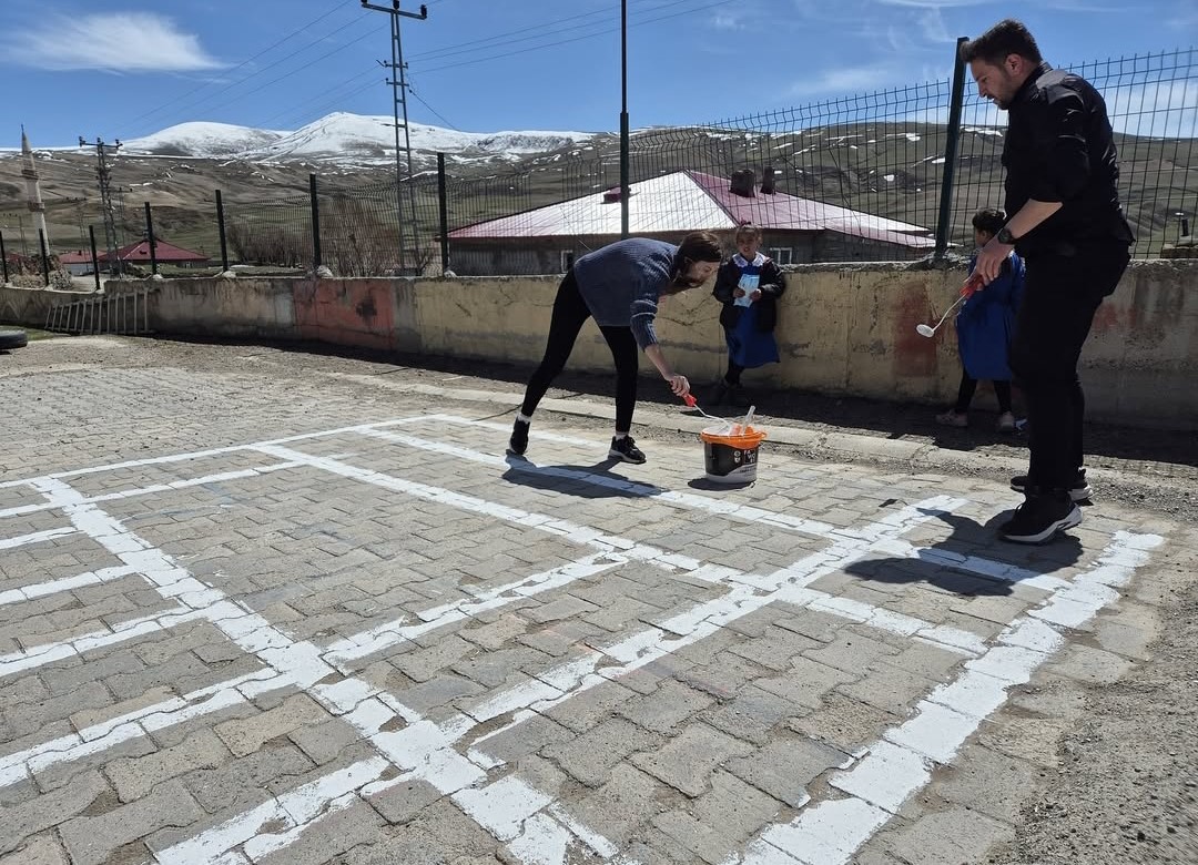 &Ouml;ğretmenlerden oyun alanına renkli dokunuş

