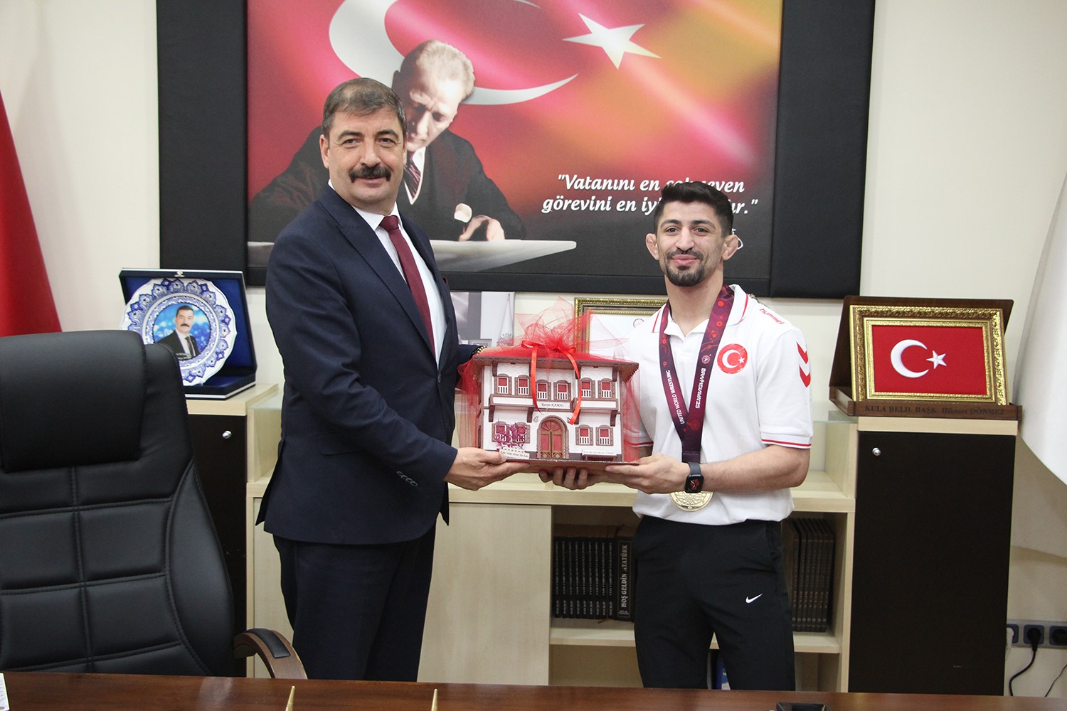 Şampiyon Kamal&rsquo;dan Kaymakam &Ouml;zdemir ve Başkan D&ouml;nmez&rsquo;e ziyaret
