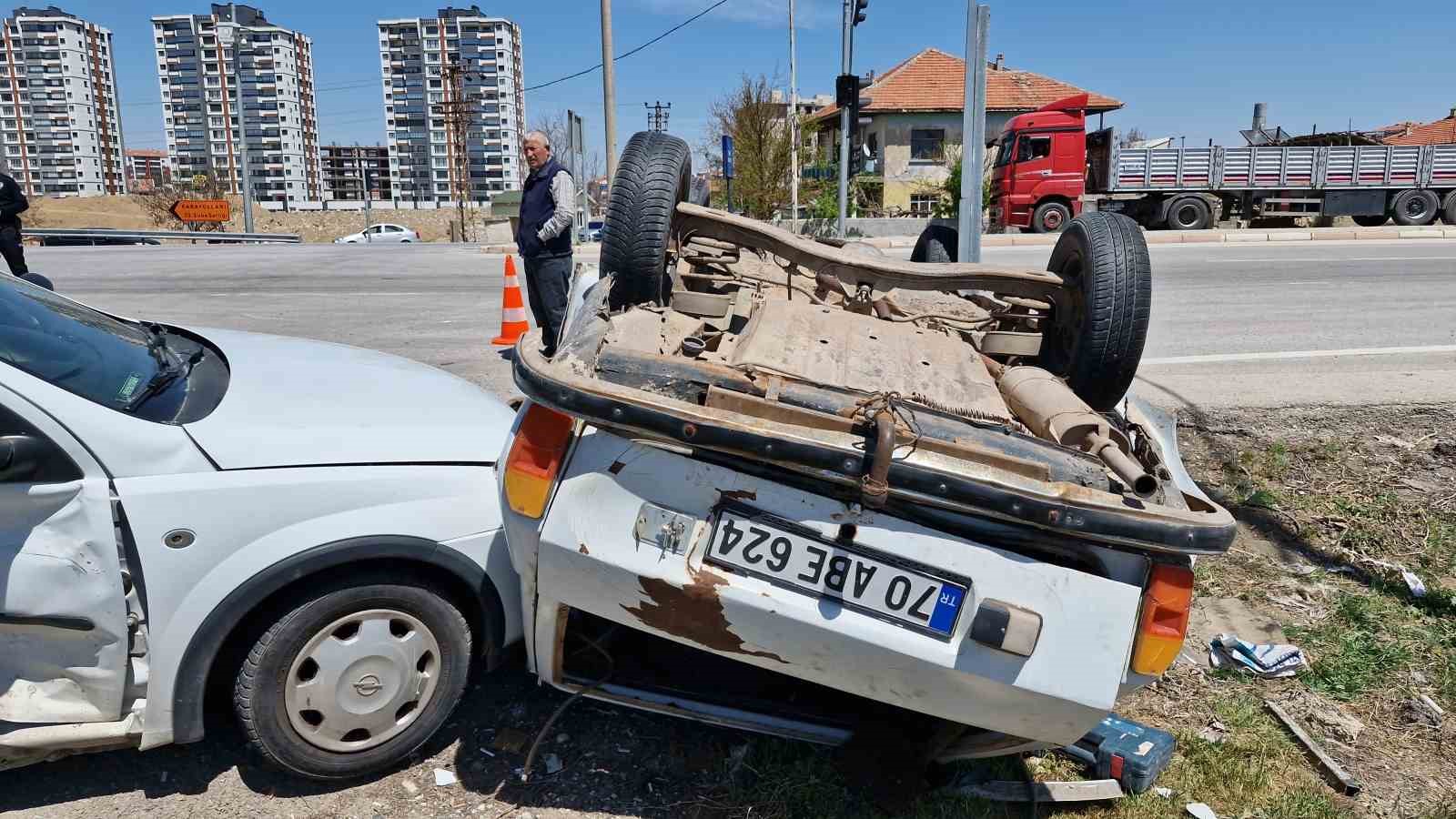 Karaman&rsquo;da &ccedil;arpışan otomobillerden birisi ters d&ouml;nd&uuml;: 2 yaralı
