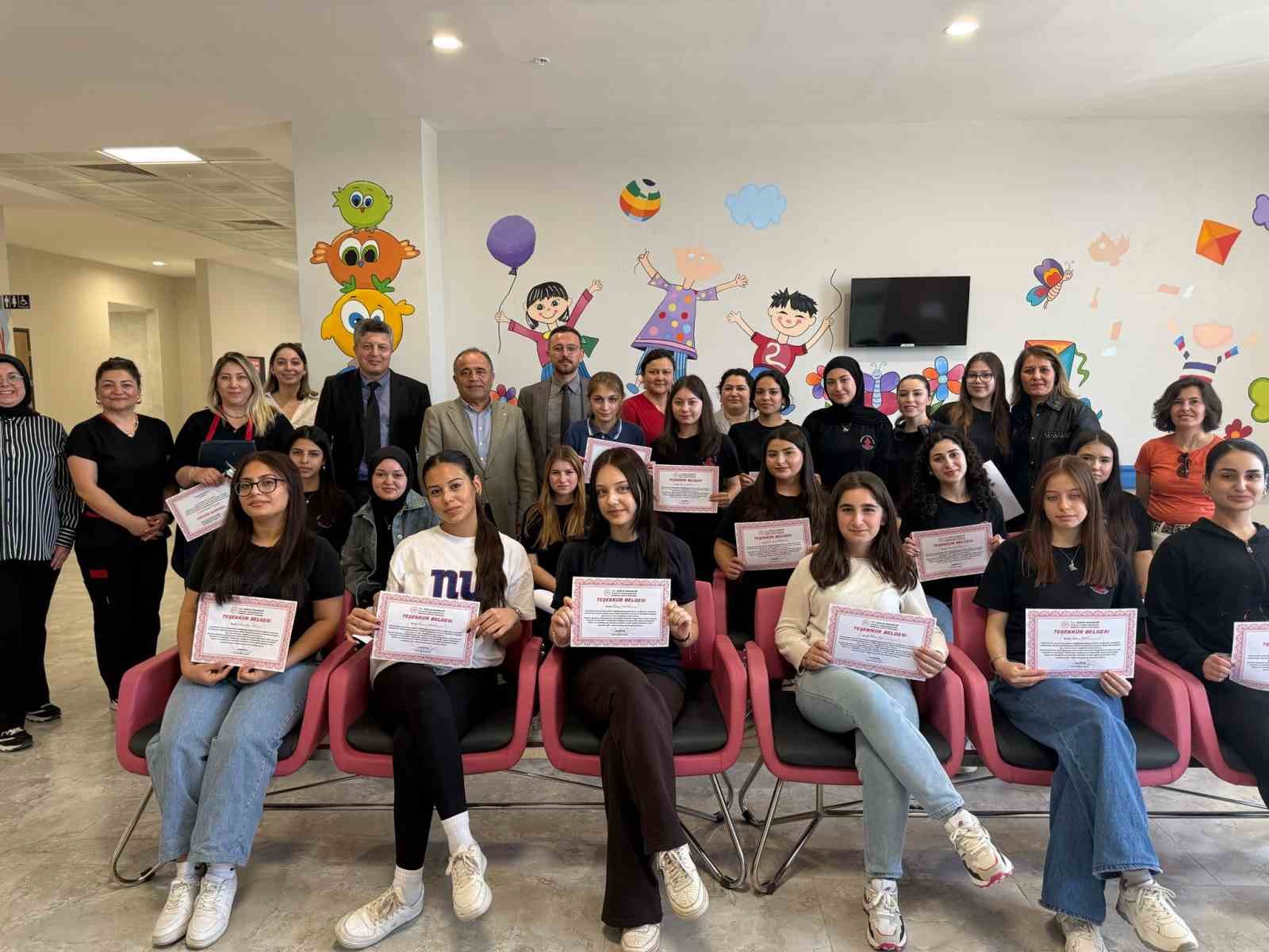 Döşemealtı Devlet Hastanesi’nde Çocuk Poliklinikleri sanatla renklendi