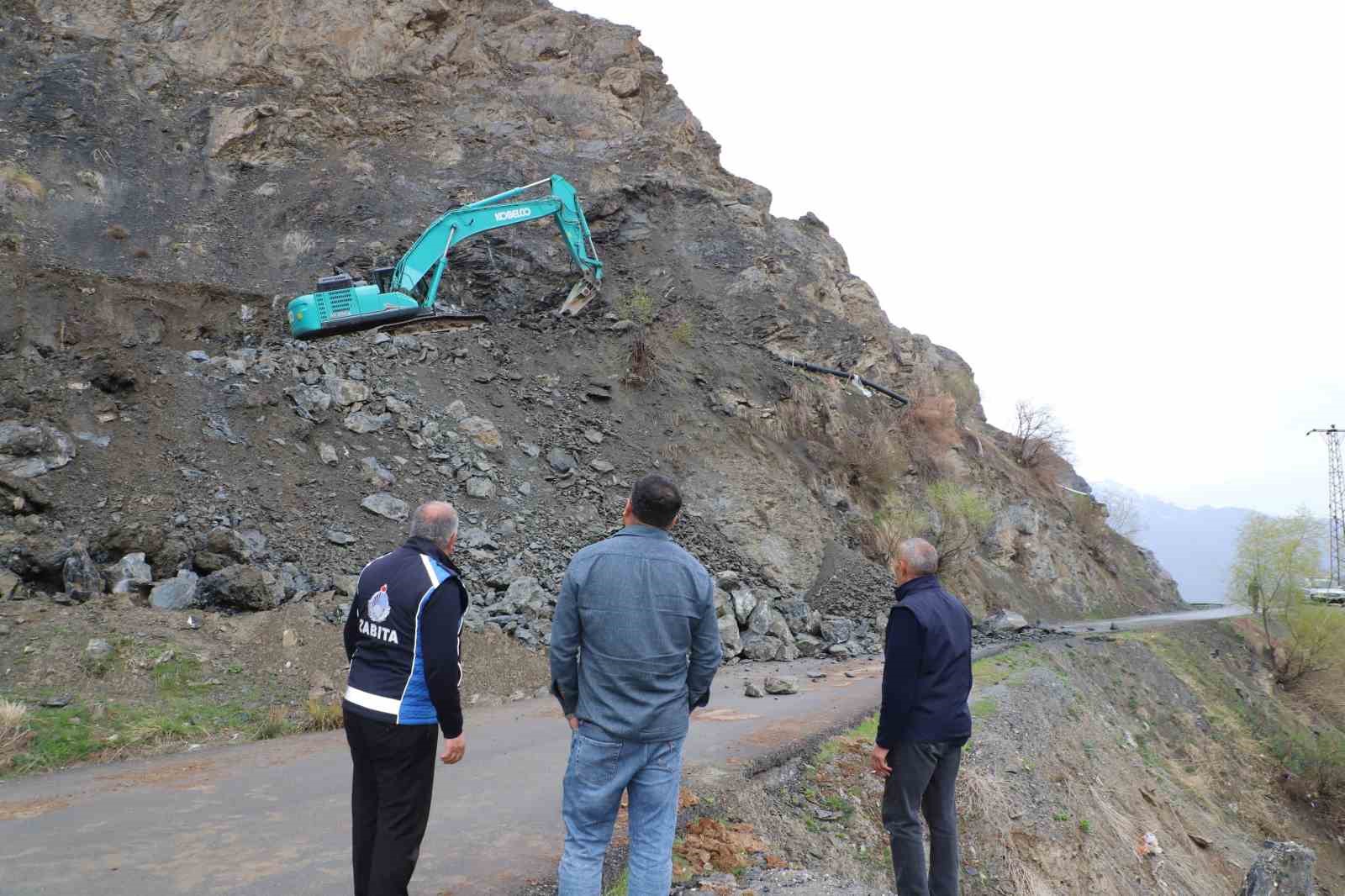 Hakkari’de kaya düşmelerine karşı ekipler çalışıyor