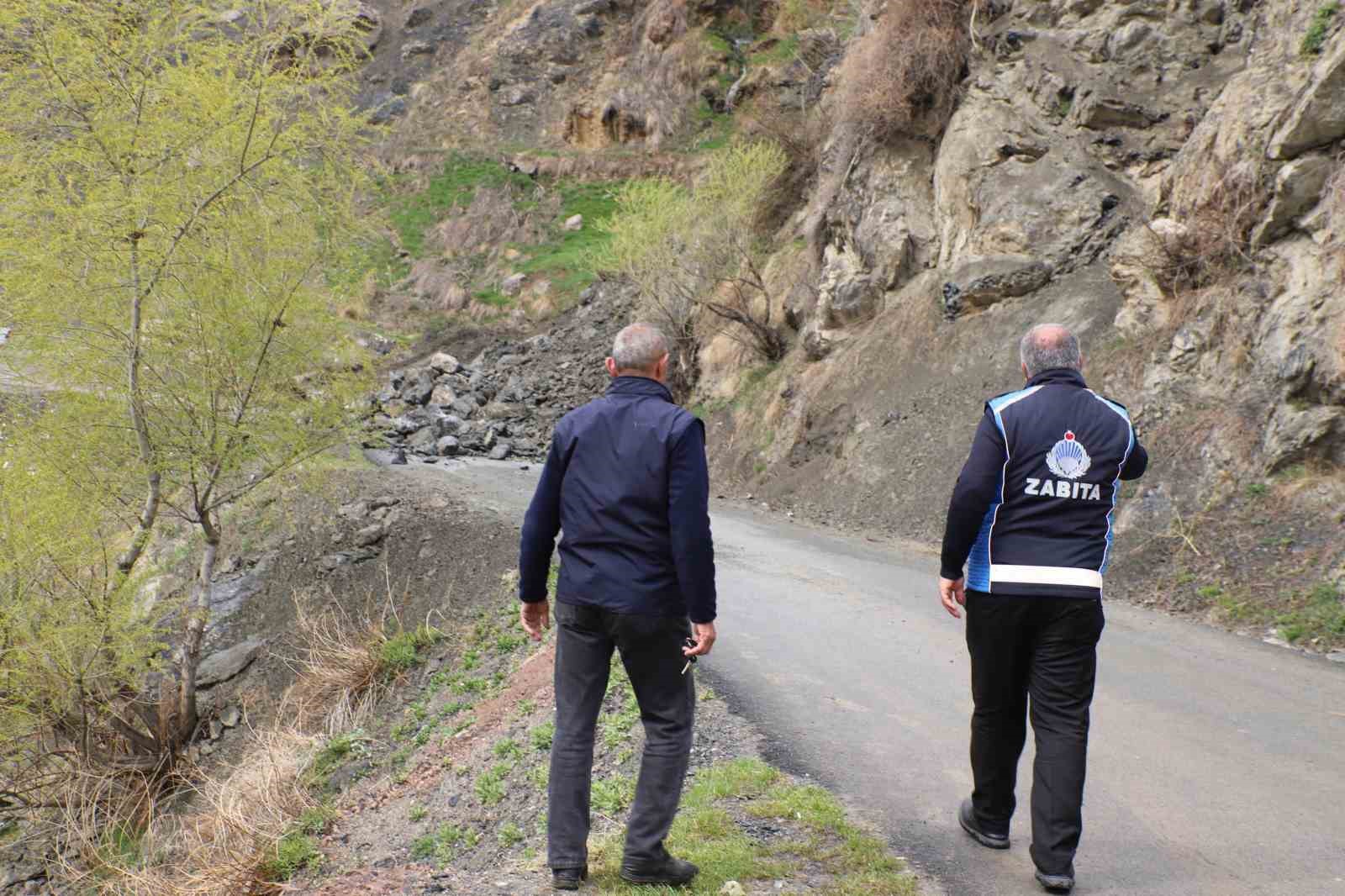 Hakkari&rsquo;de kaya d&uuml;şmelerine karşı ekipler &ccedil;alışıyor
