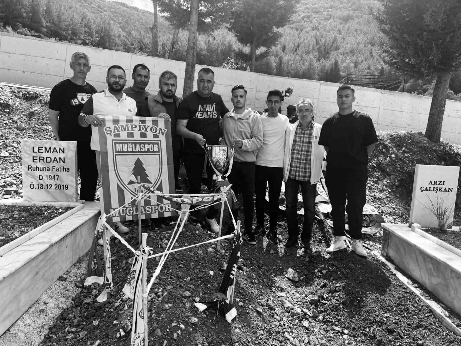 Muğlaspor&rsquo;un şampiyonluk kupası, Erdan&rsquo;ın kabrine g&ouml;t&uuml;r&uuml;ld&uuml;
