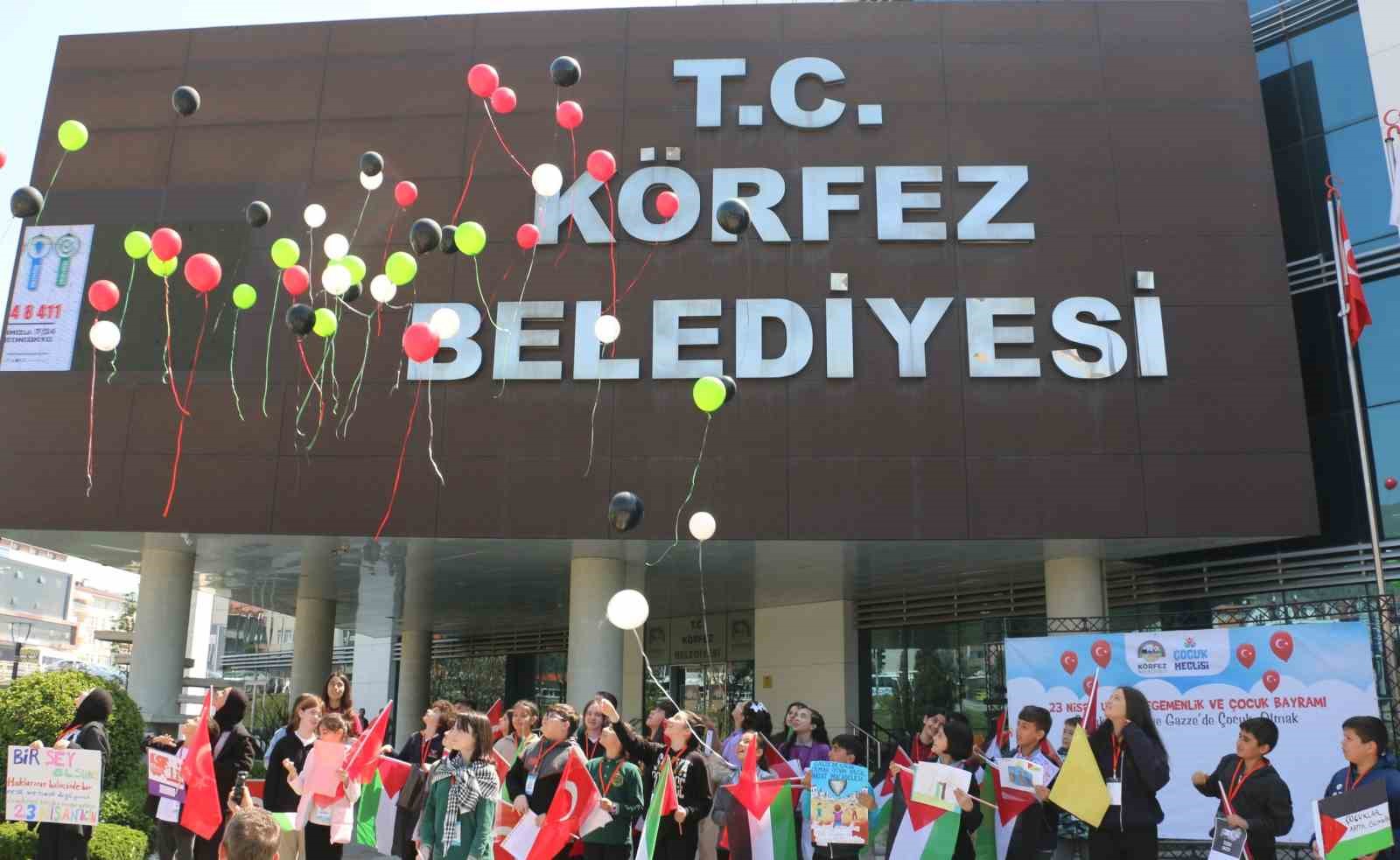 Balonlar Filistinli çocuklar için uçuruldu