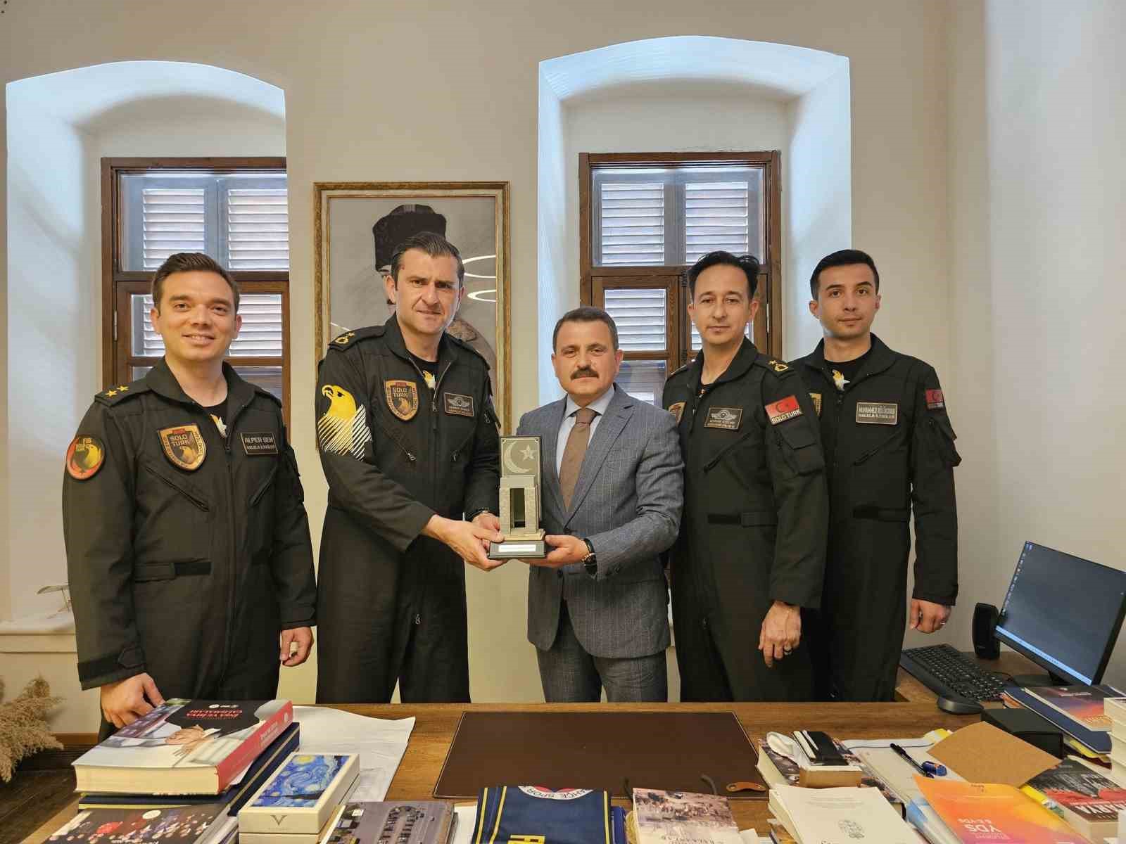 SOLOTÜRK ekibinden Çanakkale Savaşları Gelibolu Tarihi Alan Başkanı Kaşdemir’e ziyaret