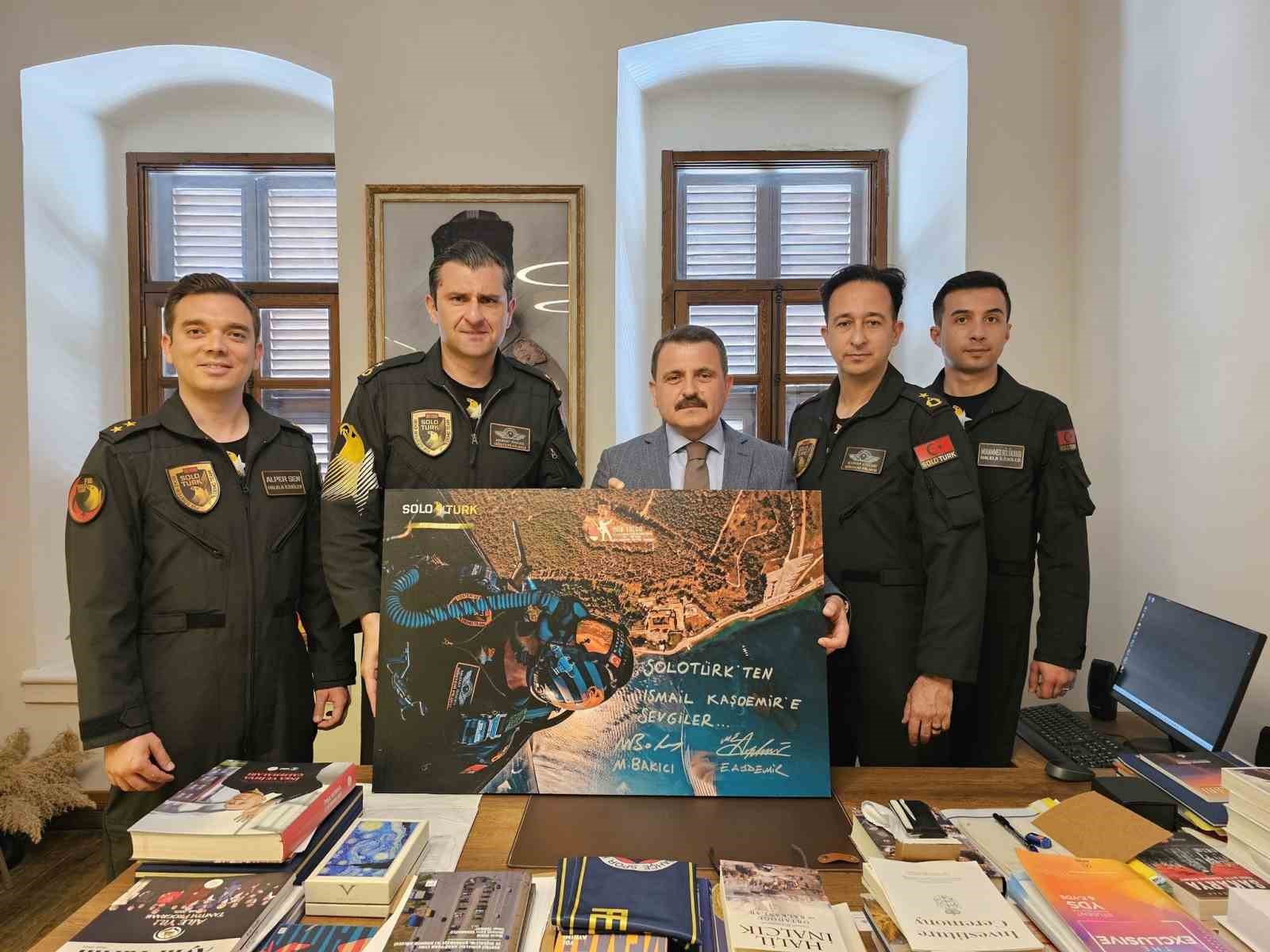 SOLOT&Uuml;RK ekibinden &Ccedil;anakkale Savaşları Gelibolu Tarihi Alan Başkanı Kaşdemir&rsquo;e ziyaret
