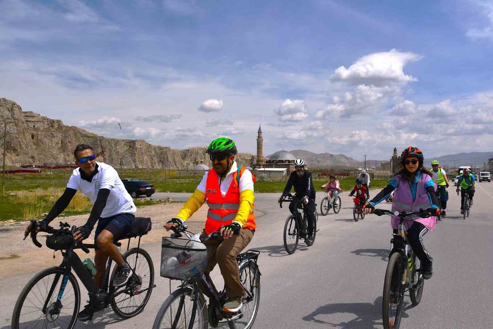 Van’da sağlıklı yaşam için bisiklet turu düzenlendi
