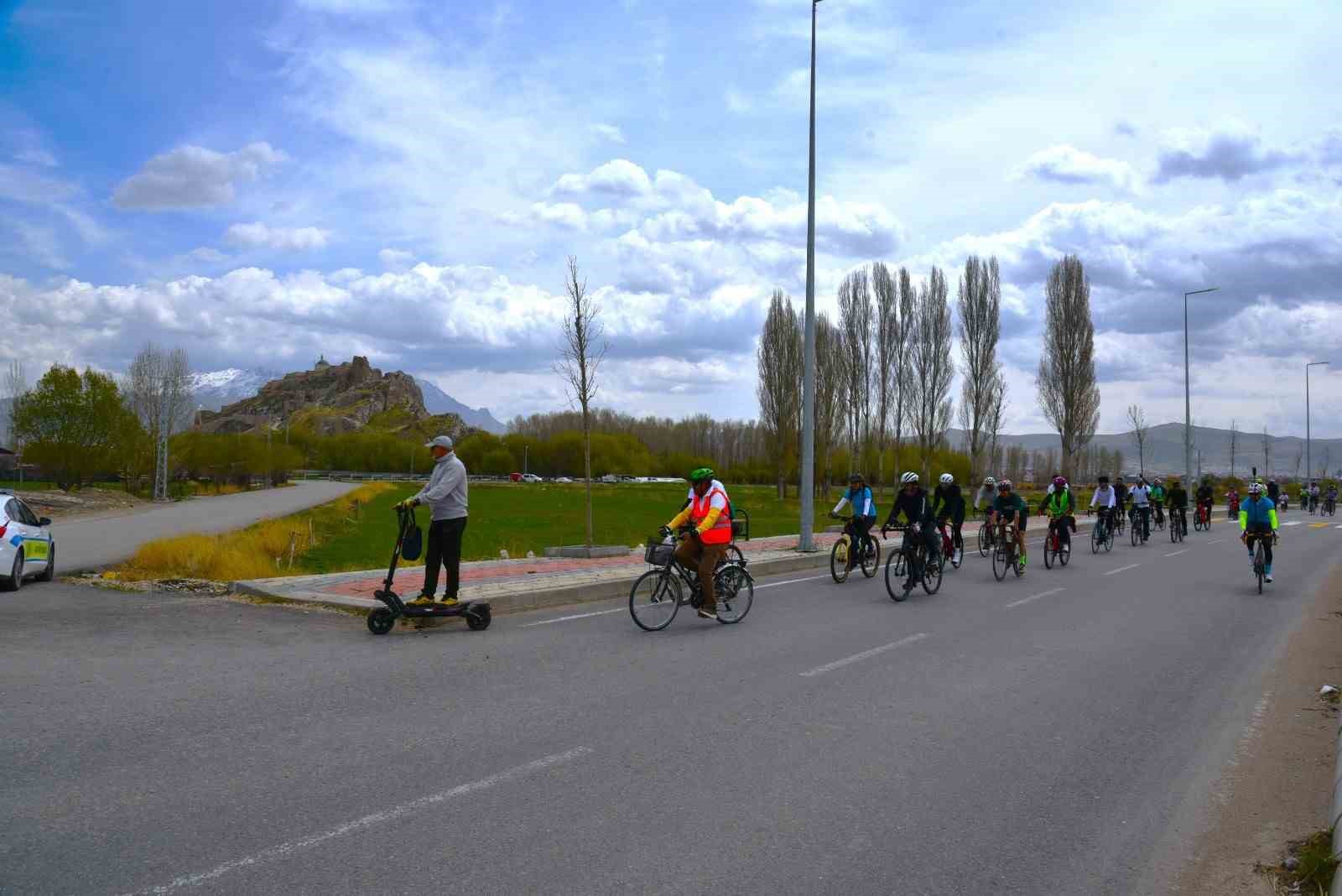 Van’da sağlıklı yaşam için bisiklet turu düzenlendi