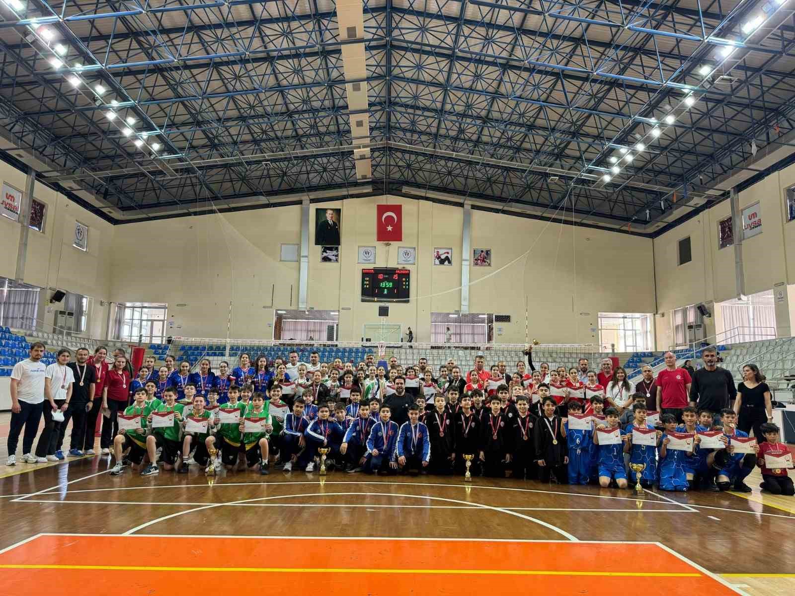 D&uuml;zceli voleybolcu kızlar tarih yazdı
