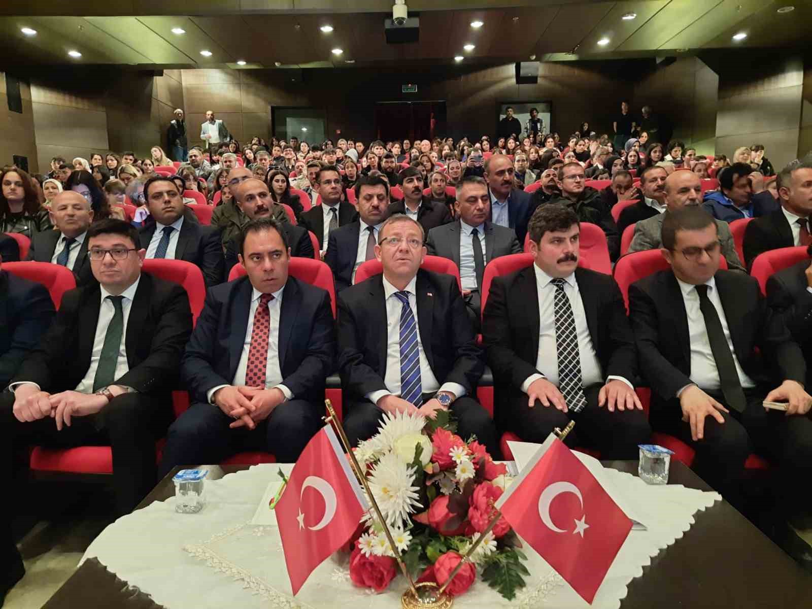 Kars’ta en çok kitap okuyan öğrenci ve veliler ödüllendirildi