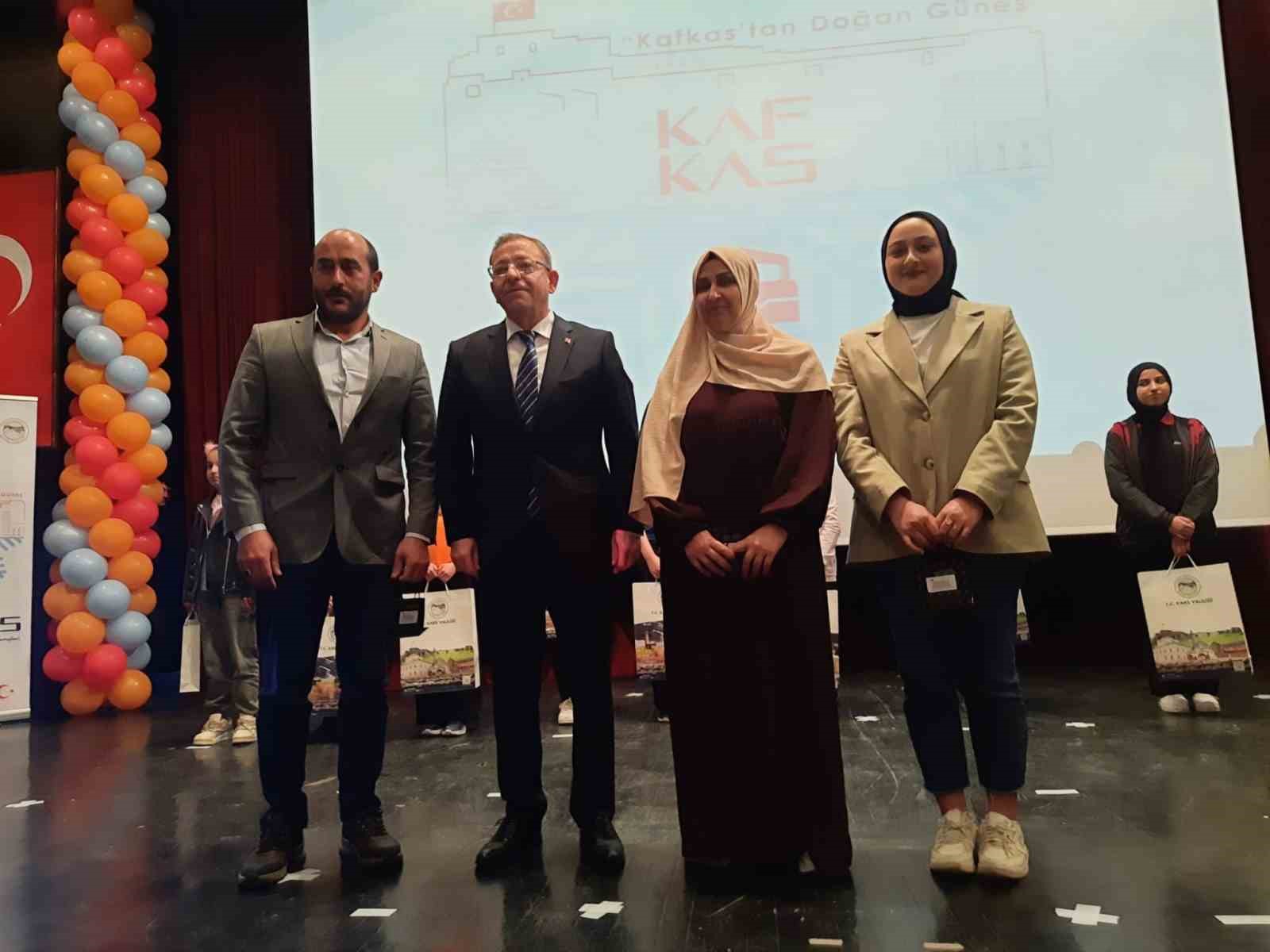 Kars&rsquo;ta en &ccedil;ok kitap okuyan &ouml;ğrenci ve veliler &ouml;d&uuml;llendirildi
