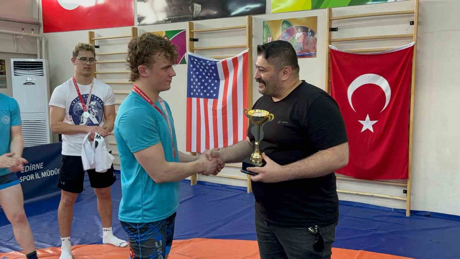 Edirneli pehlivanlardan ABD&rsquo;li sporculara g&uuml;reş dersi: 10 m&uuml;sabakanın 9&rsquo;unda galip geldiler
