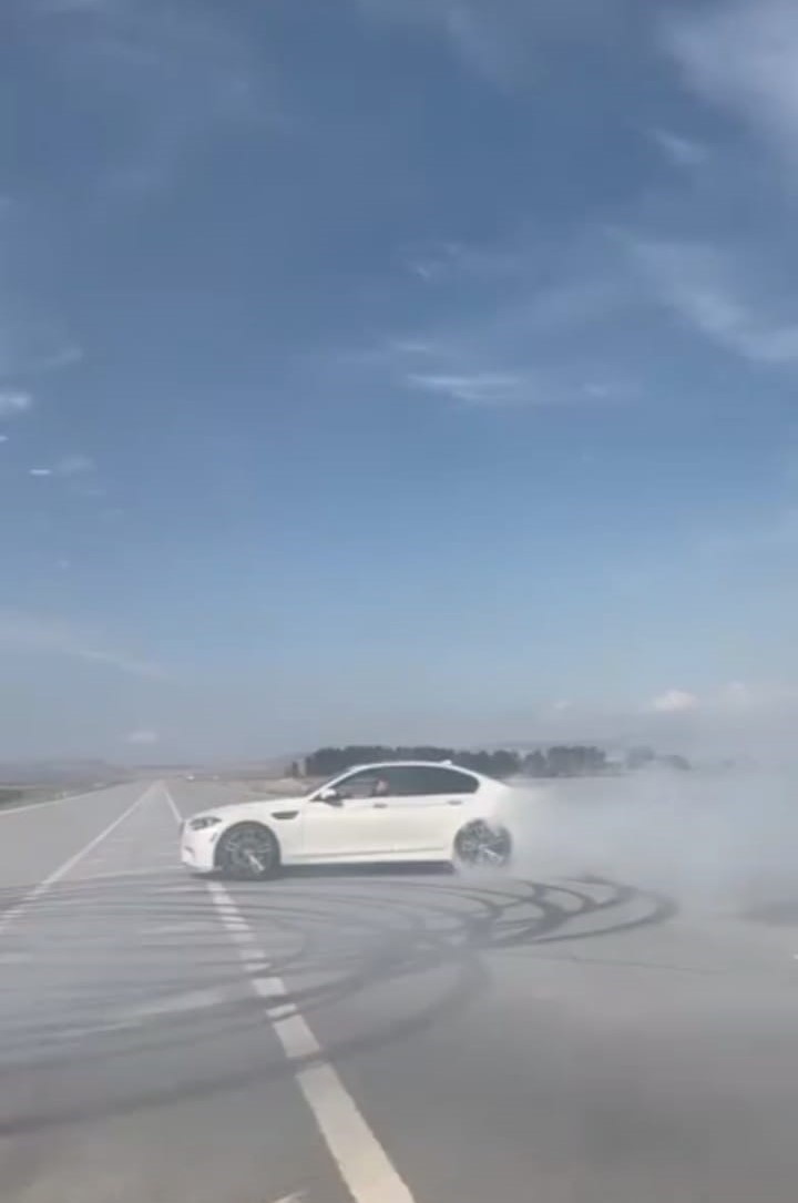 Amasya’da havalimanı yolunda drift atan sürücüye 34 bin 880 TL para cezası