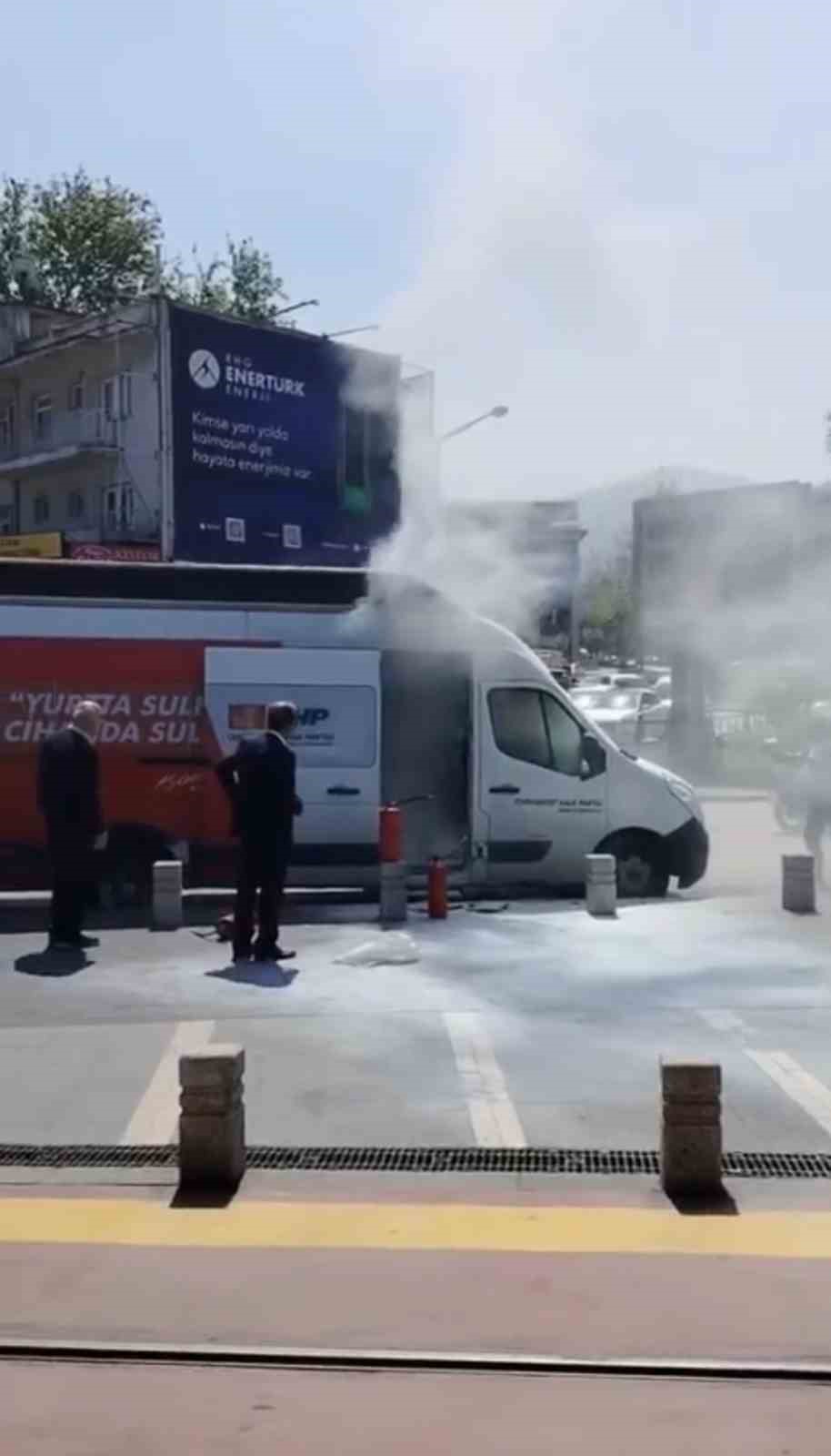 CHP seçim aracı alev alev yandı