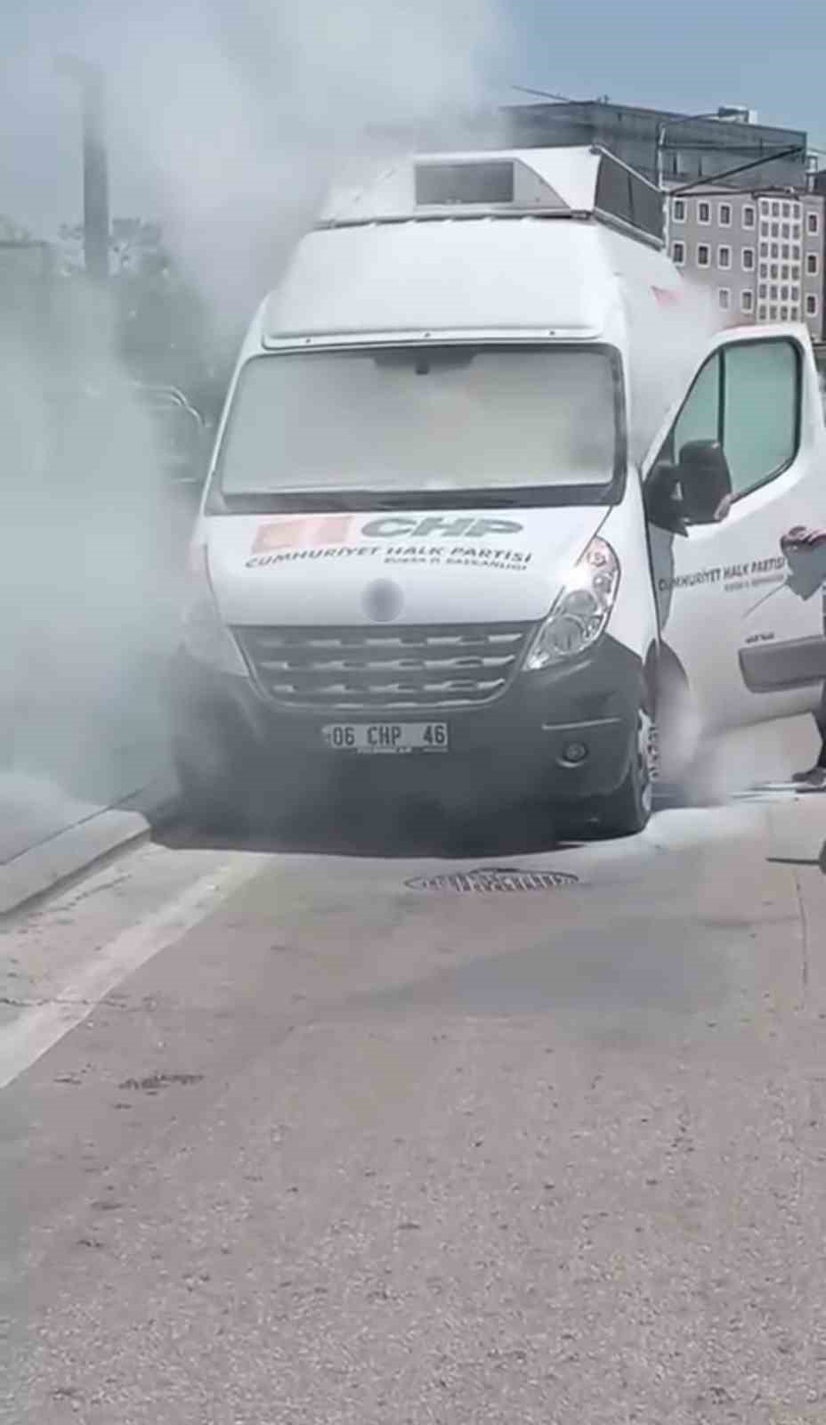 CHP seçim aracı alev alev yandı