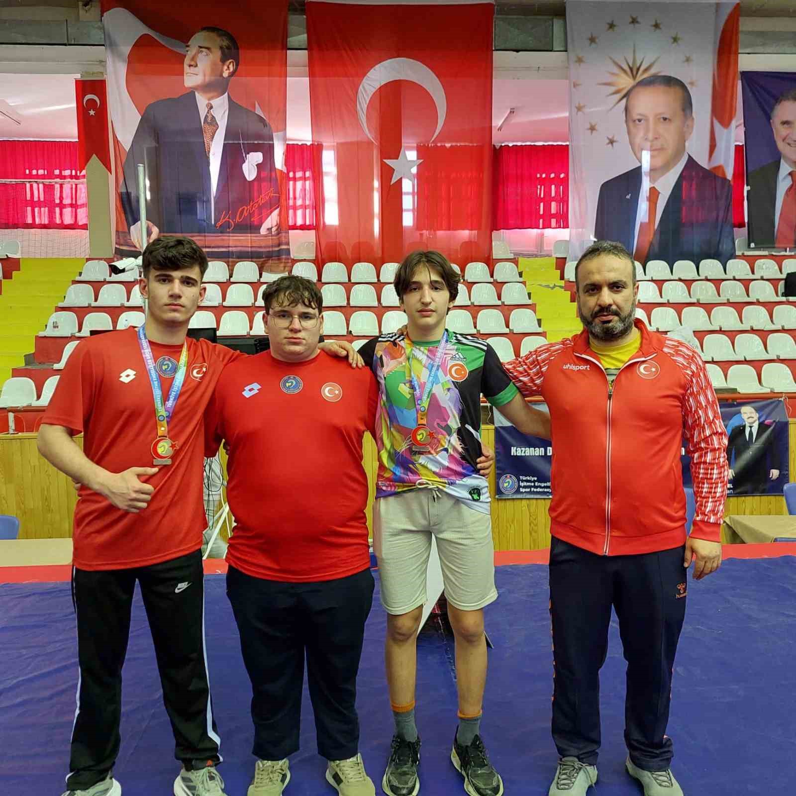 Güreşiler madalya ile döndü