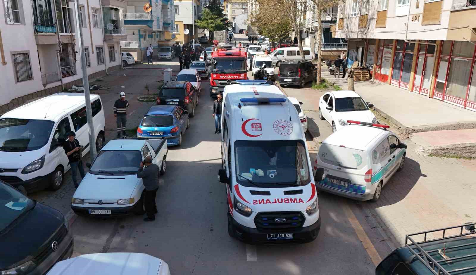 Mutfaktaki çoklu elektrik prizi yangın çıkardı, apartman tahliye edildi