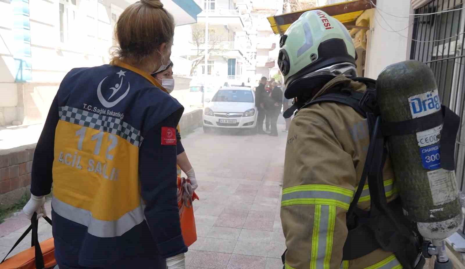 Mutfaktaki &ccedil;oklu elektrik prizi yangın &ccedil;ıkardı, apartman tahliye edildi

