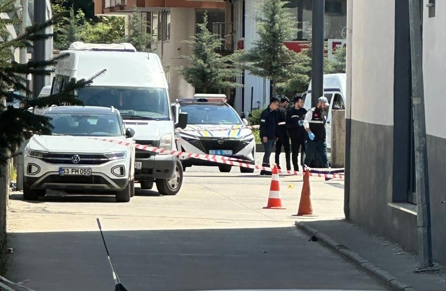 Kardeşini hastane önünde silahla yaraladı