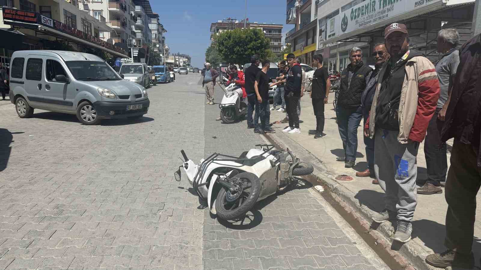 Hafif ticari araçla motosiklet çarpıştı: 1 yaralı