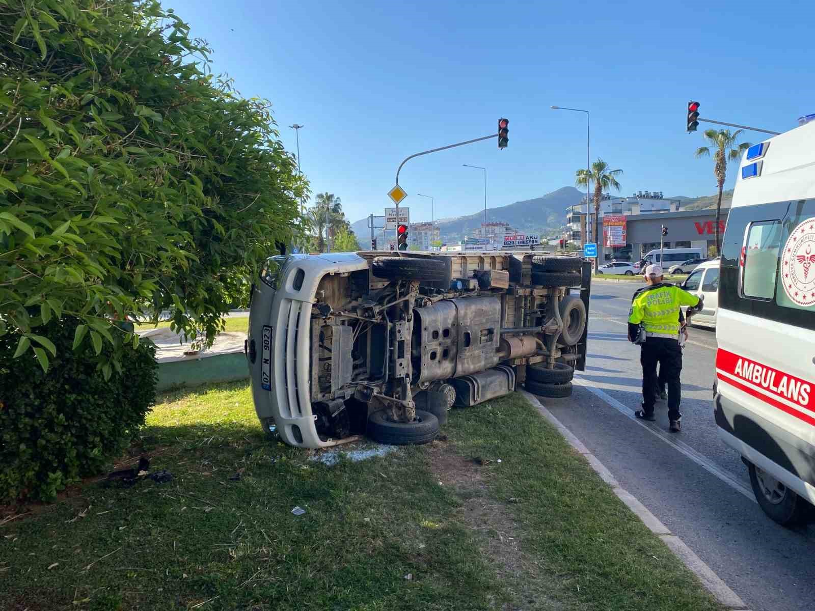 Gazipaşa’da kamyonet devrildi: 3 yaralı