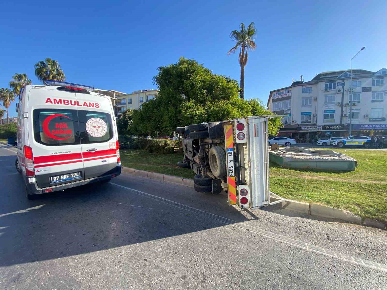 Gazipaşa&rsquo;da kamyonet devrildi: 3 yaralı
