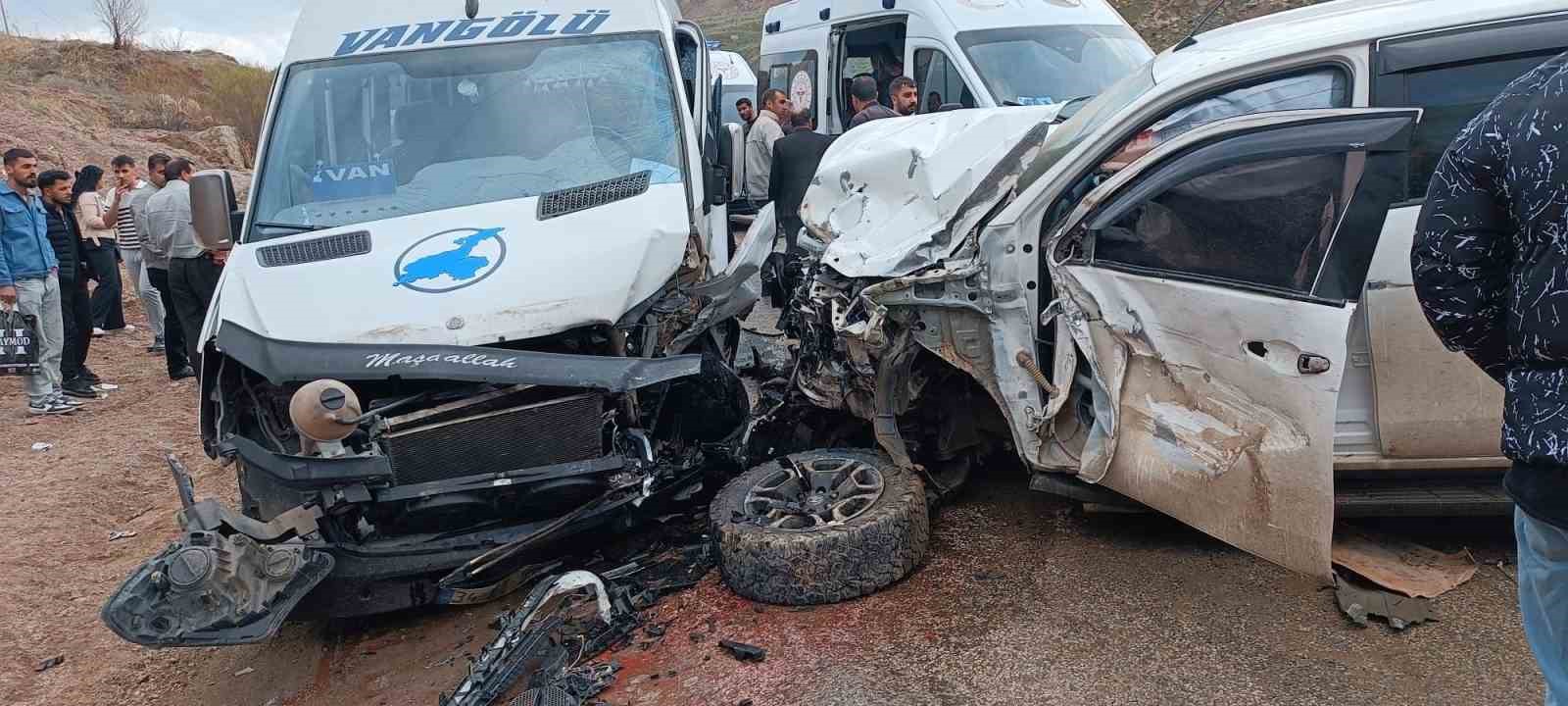 Yüksekova’da trafik kazası: 4 yaralı