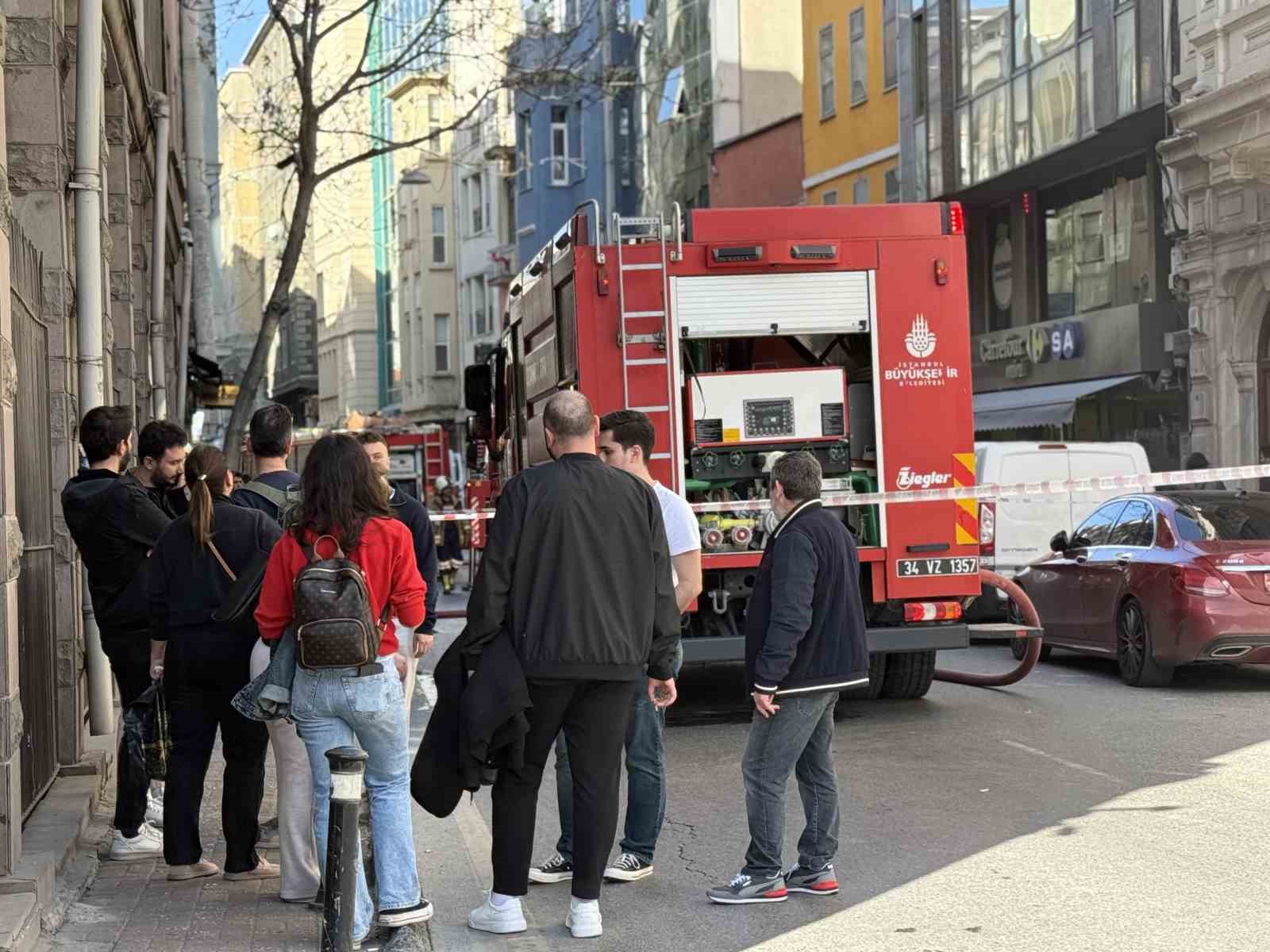 Beyoğlu’nda iş merkezinde yangın