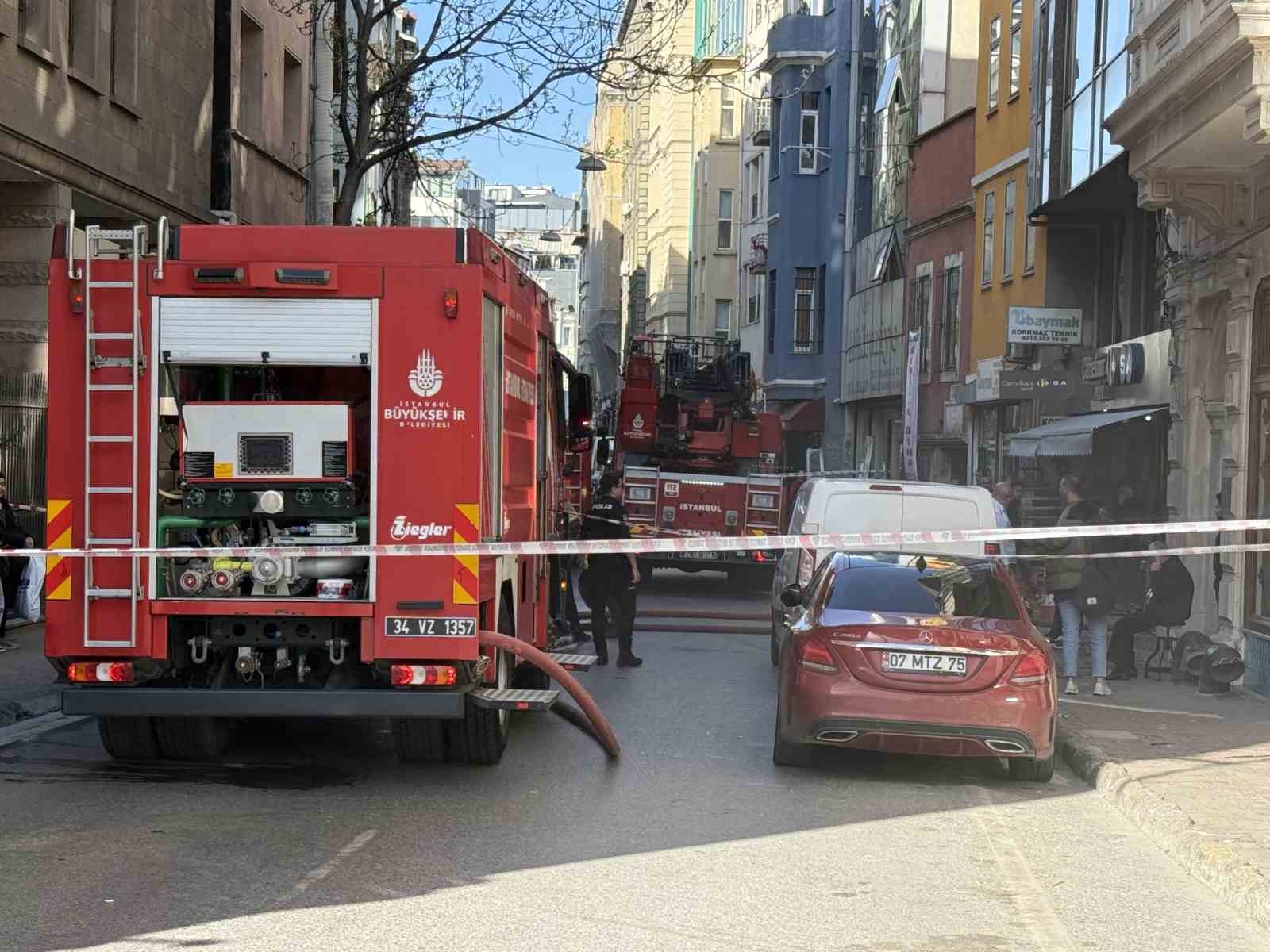 Beyoğlu’nda iş merkezinde yangın