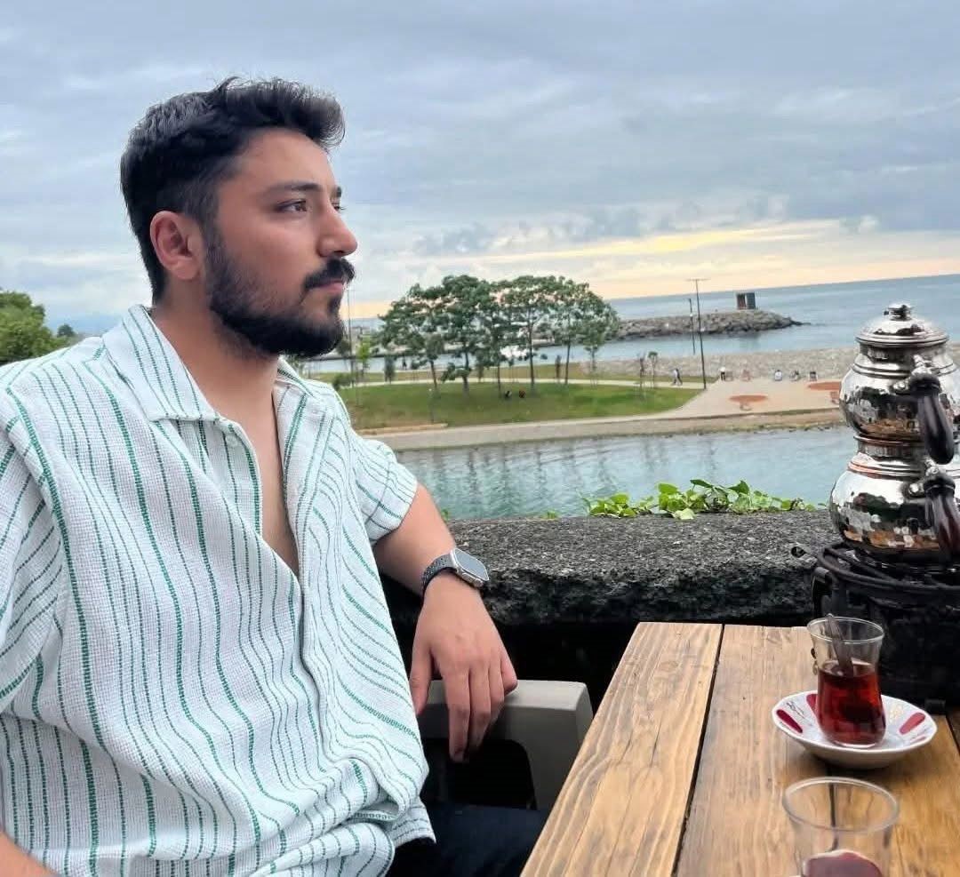 Evinde ölü bulunan üniversite öğrencisi toprağa verildi