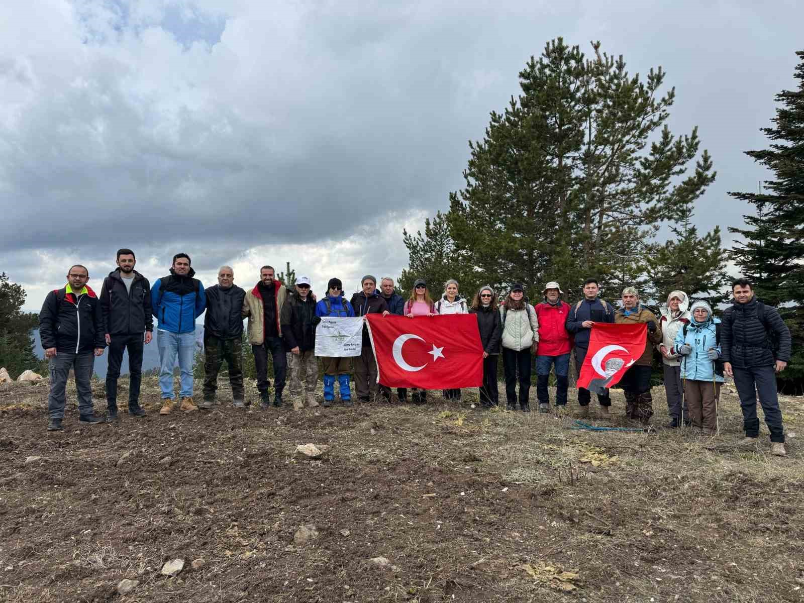 Bin 900 rakımlı dağın zirvesinde Türk Bayrağı açtılar
