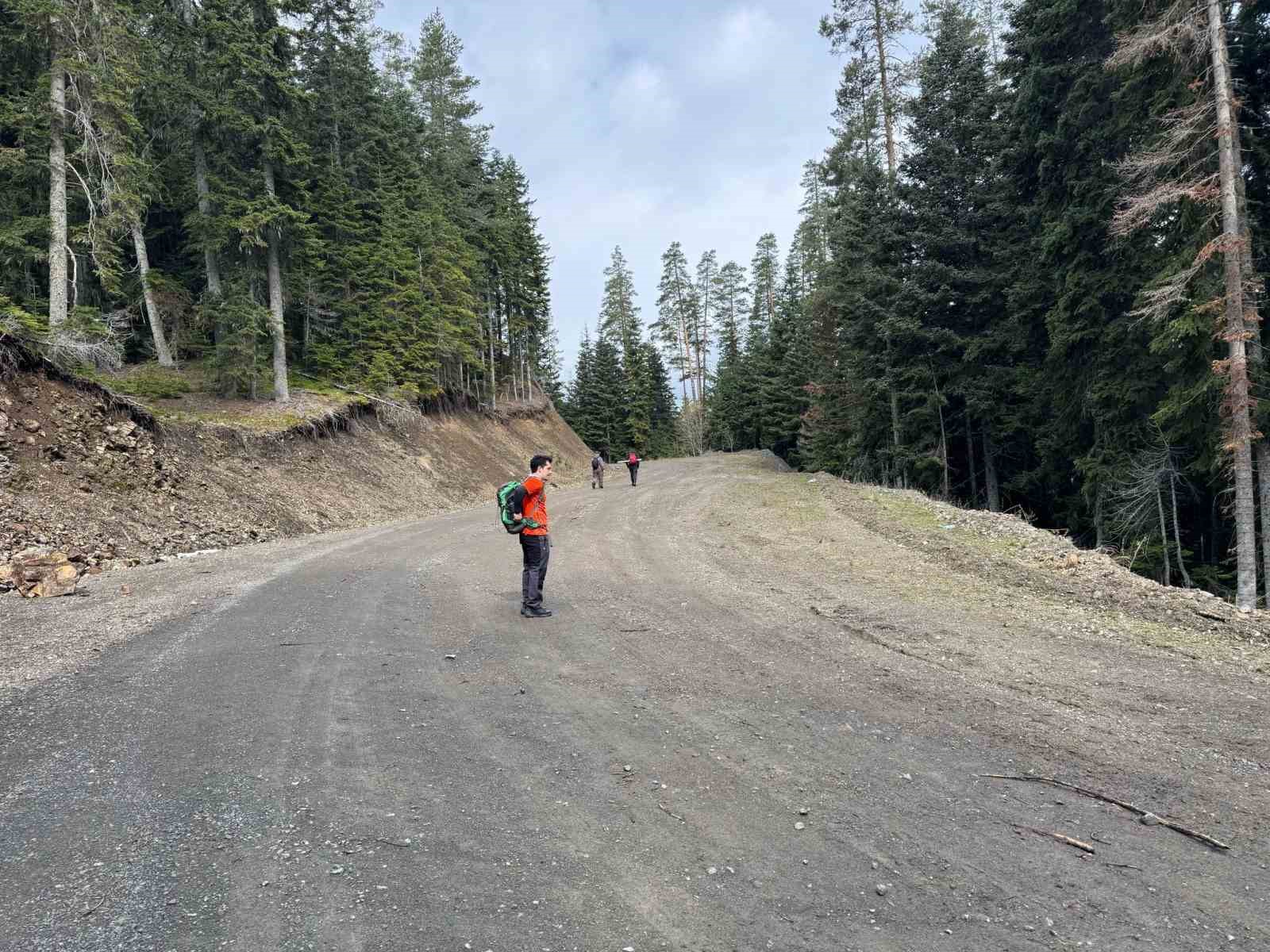 Bin 900 rakımlı dağın zirvesinde T&uuml;rk Bayrağı a&ccedil;tılar
