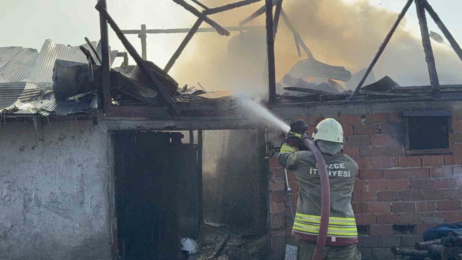 Samanlık yangınında itfaiye eri alevlere b&ouml;yle m&uuml;dahale etti
