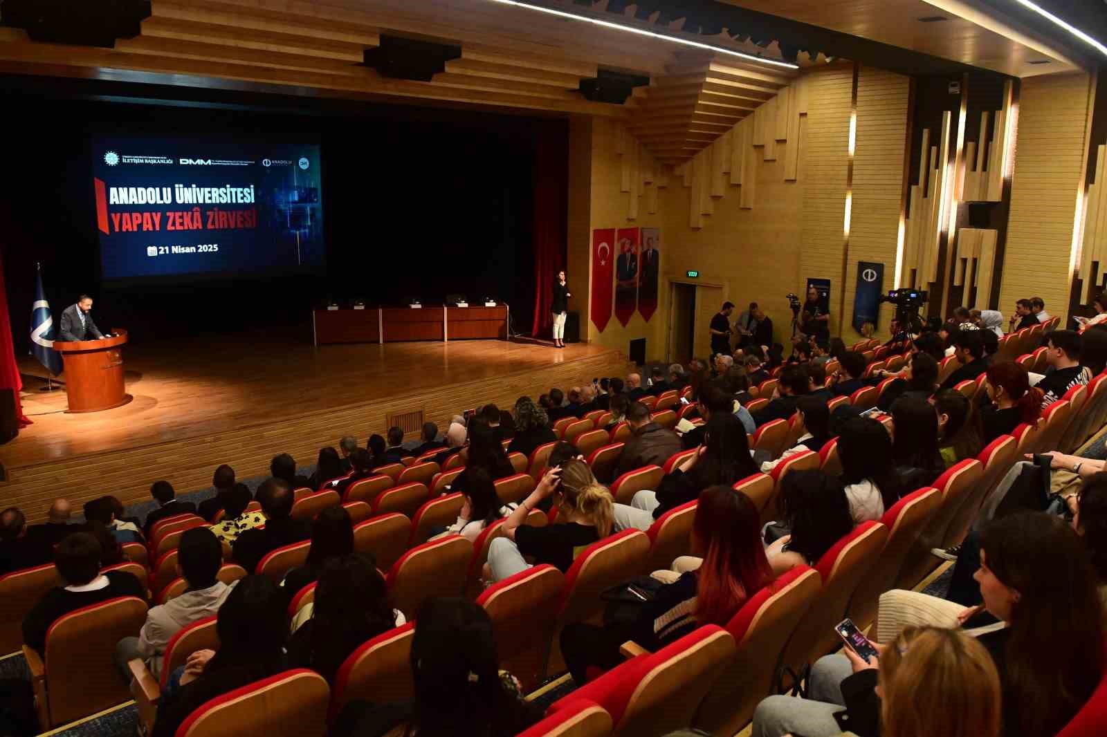 "Anadolu Üniversitesi Yapay Zekâ Zirvesi" yoğun katılımla gerçekleştirildi