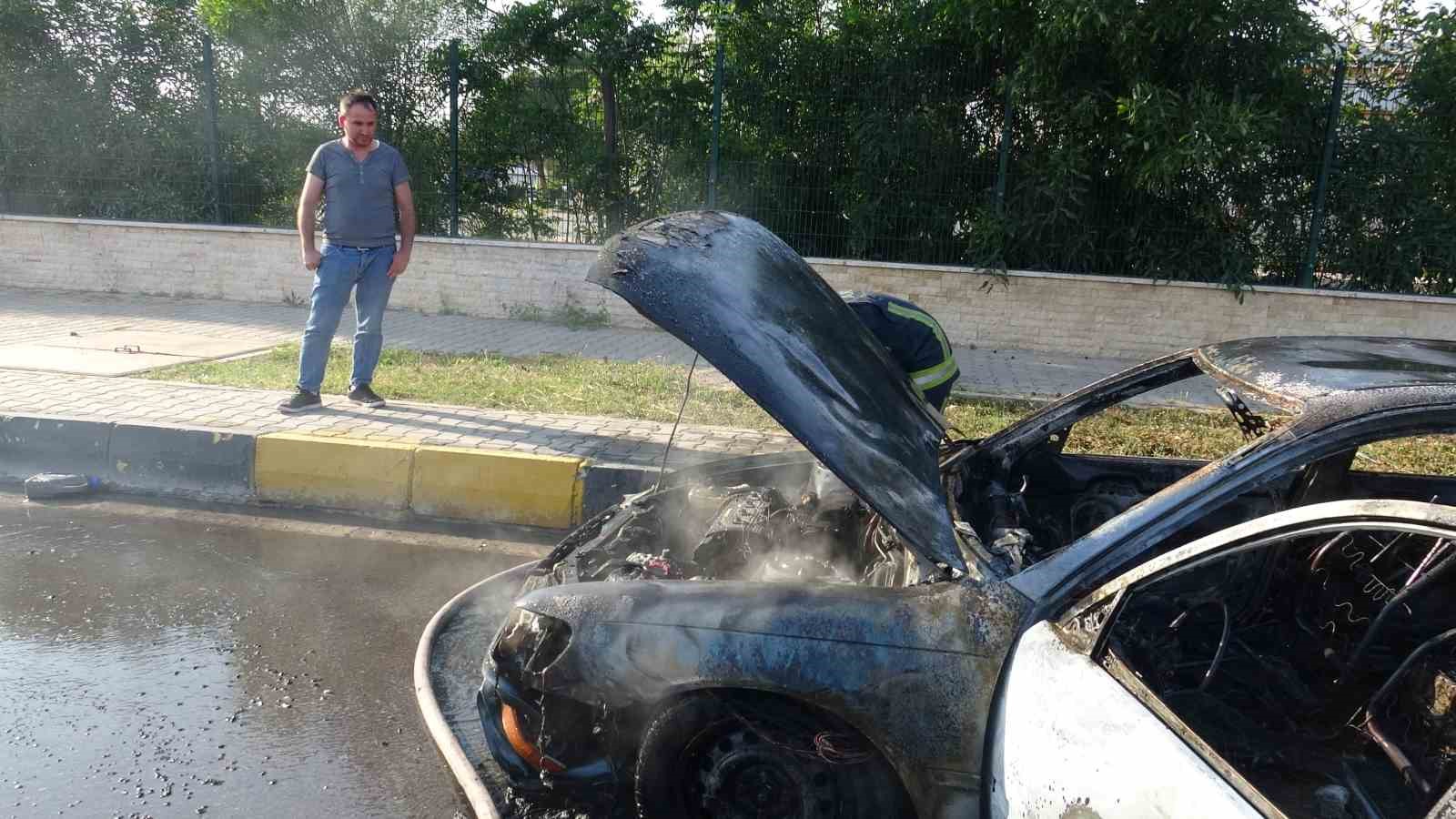 Antalya’da evine gitmek üzere yola çıkan sürücünün otomobili alev alev yandı