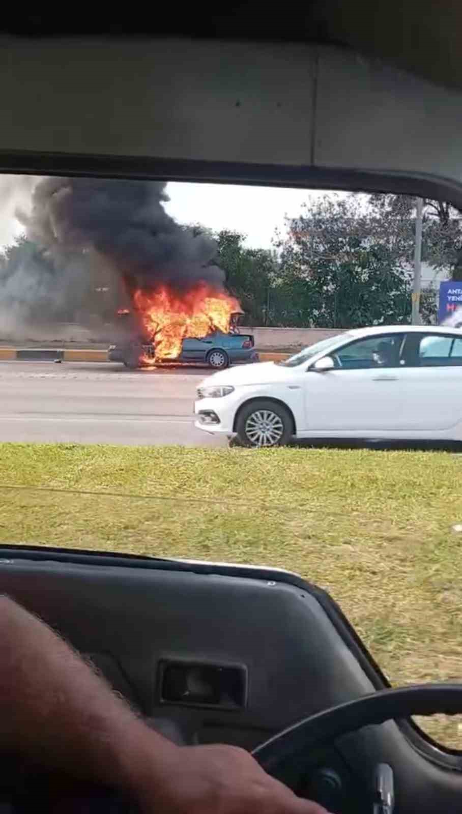 Antalya’da evine gitmek üzere yola çıkan sürücünün otomobili alev alev yandı