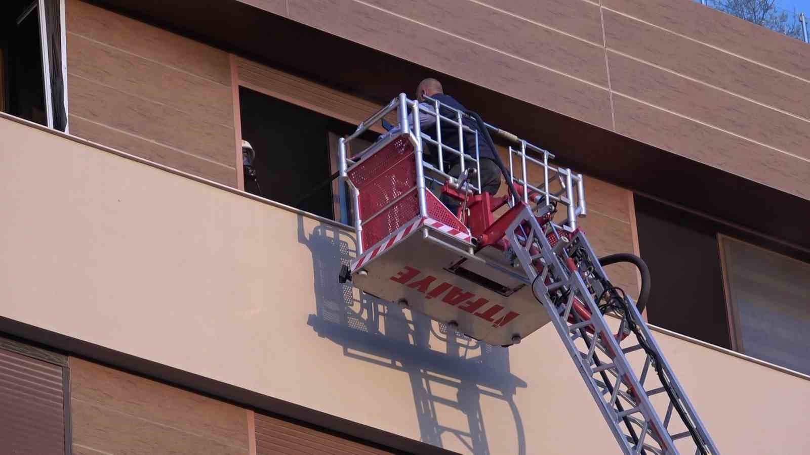 Hatay’da 5 katlı binada yangın