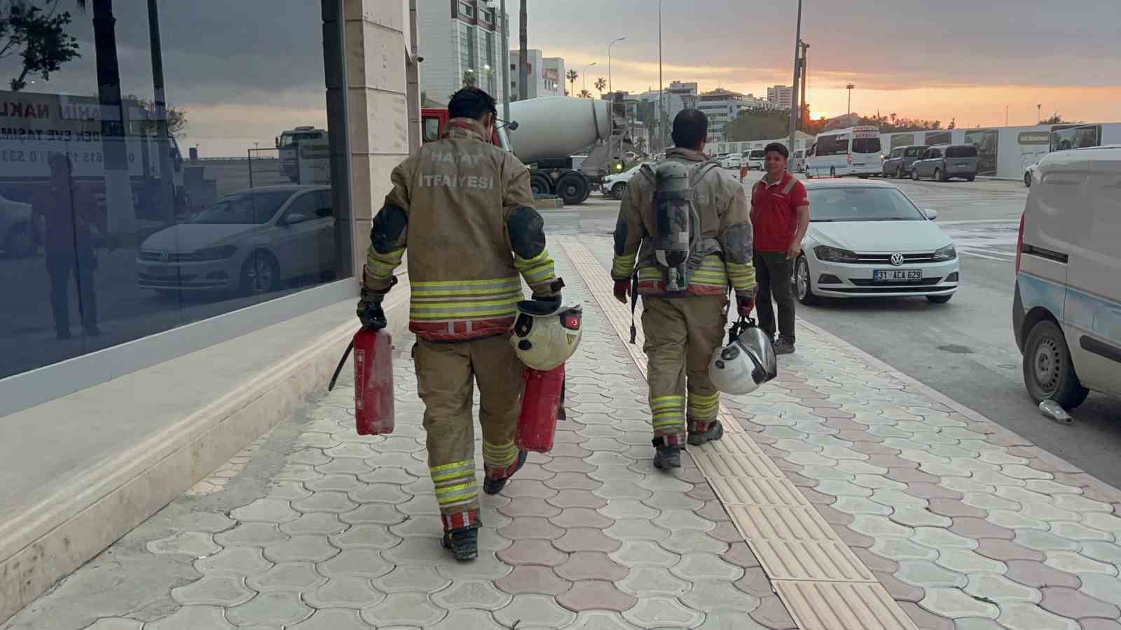 Hatay’da 5 katlı binada yangın