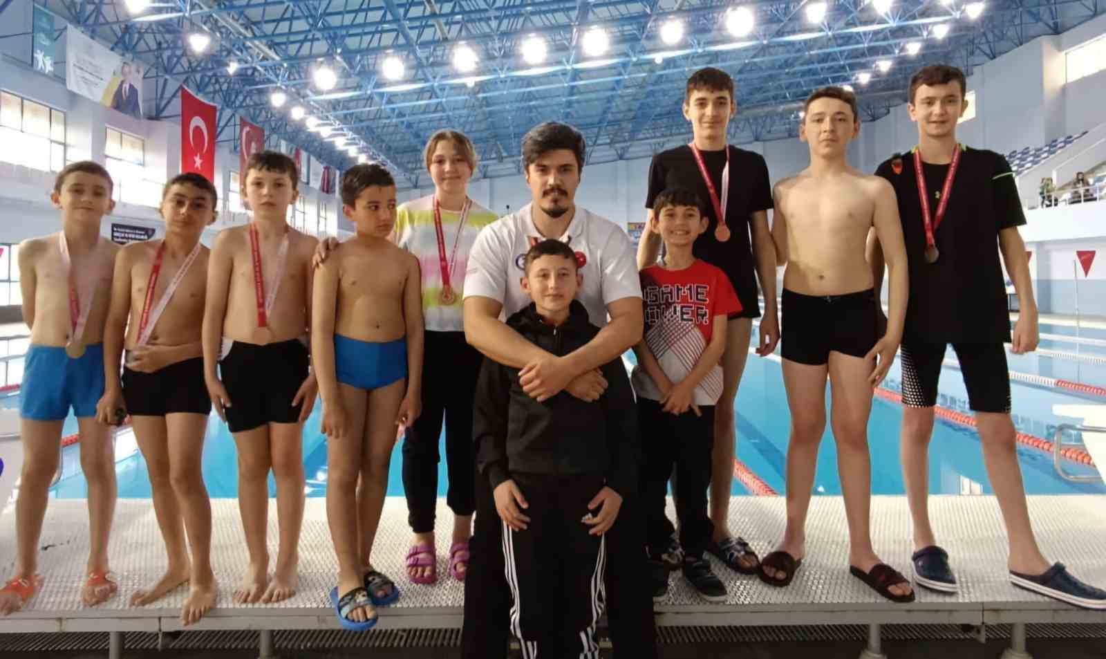 Alacalı genç yüzücüler madalyaları topladı