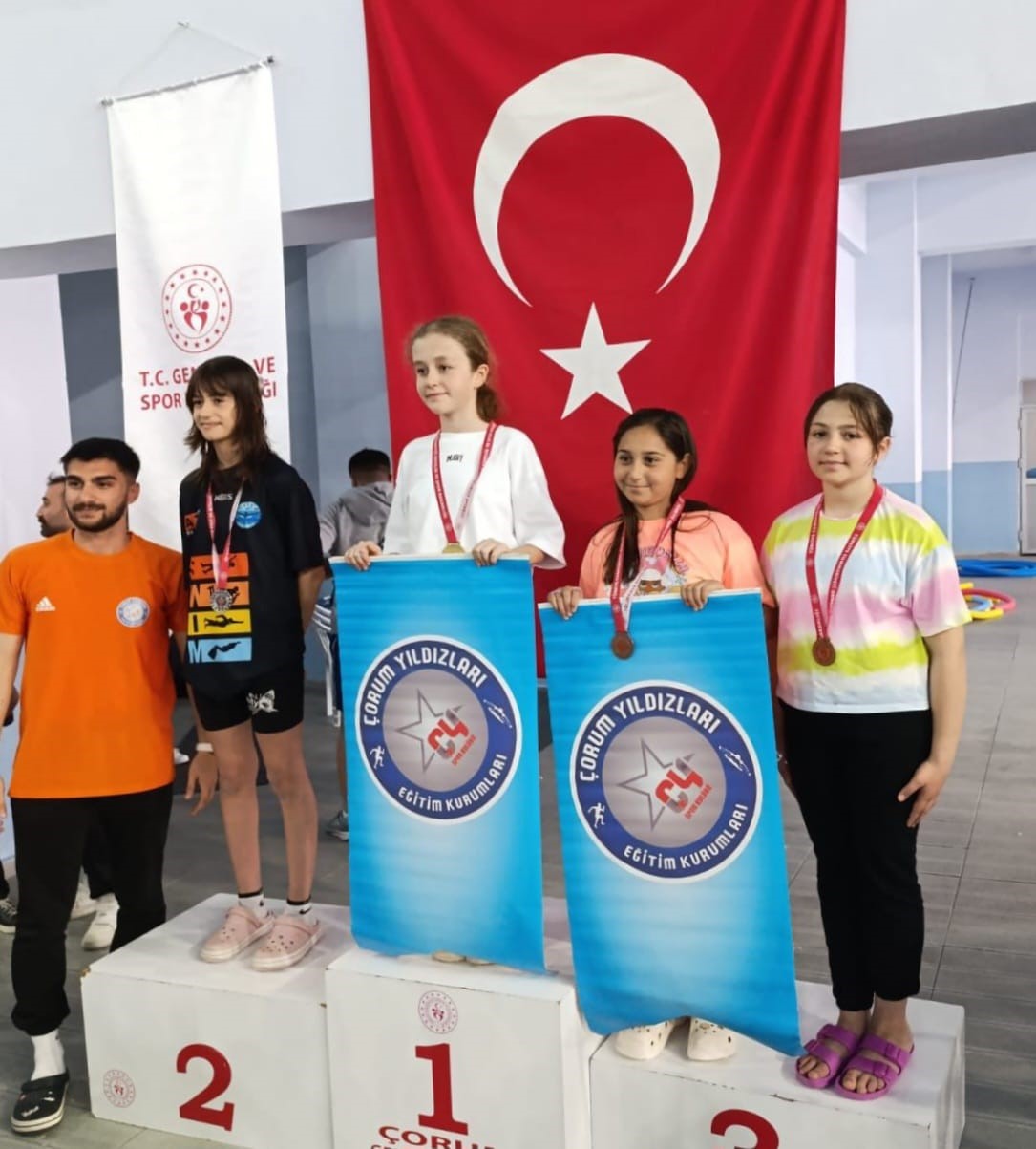 Alacalı gen&ccedil; y&uuml;z&uuml;c&uuml;ler madalyaları topladı
